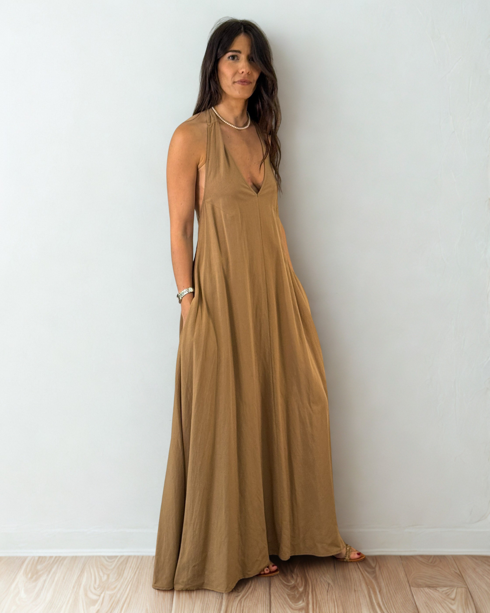 Abito Lungo Scivolato con Scollo a V e Schiena Nuda - Camel