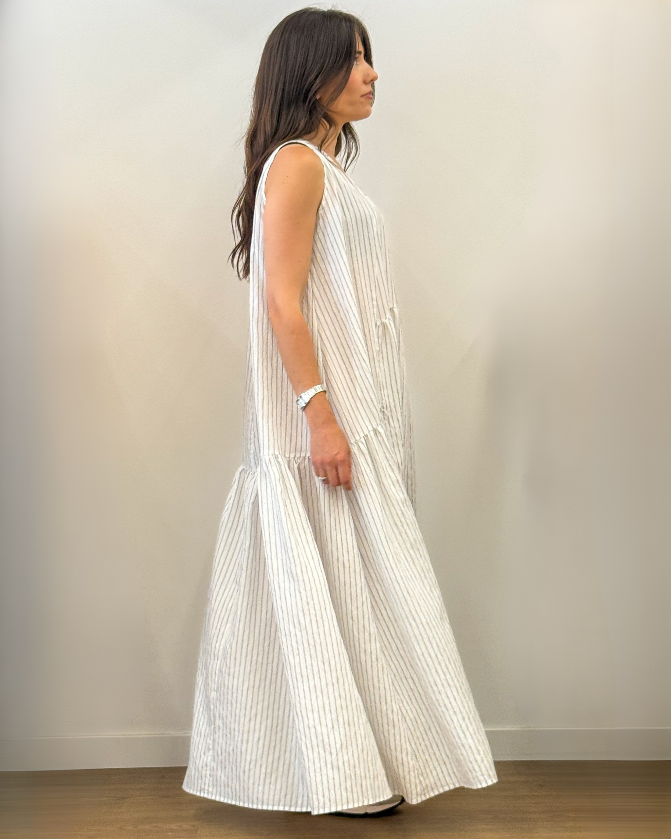 Abito Maxi a Righe con Struttura a Balze - Bianco | MEIMEIJ