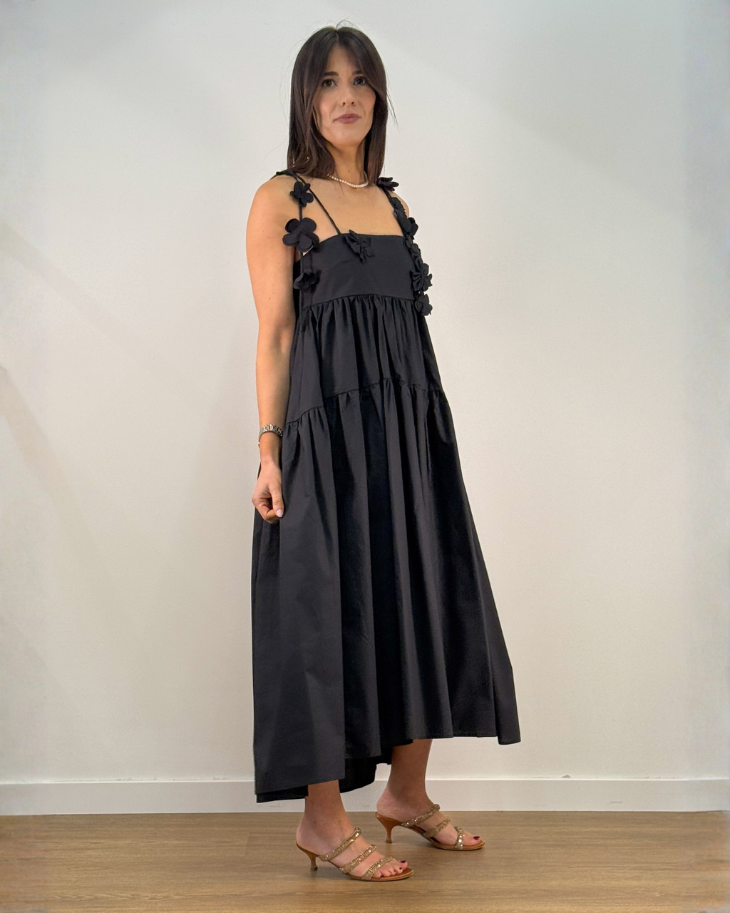 Abito Lungo in Cotone con Fiori Applicati e Gonna a Balze - Nero | MEIMEIJ