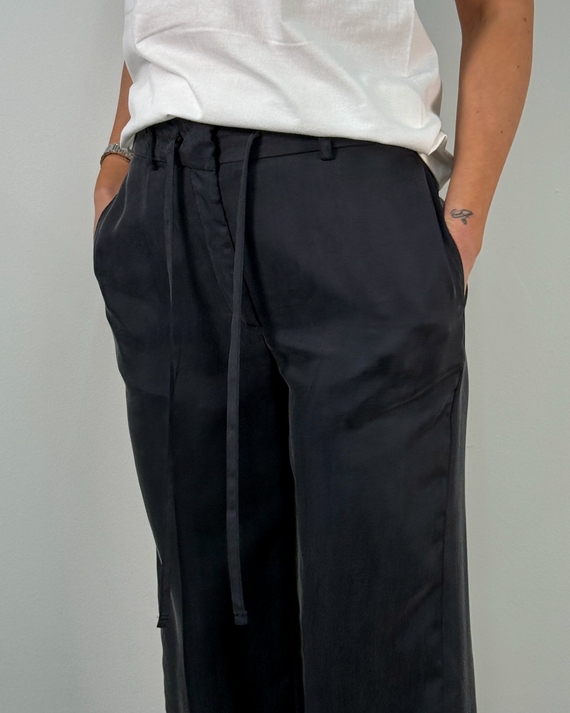 Pantalone a Gamba Larga in Cupro con Coulisse - Nero | RAME