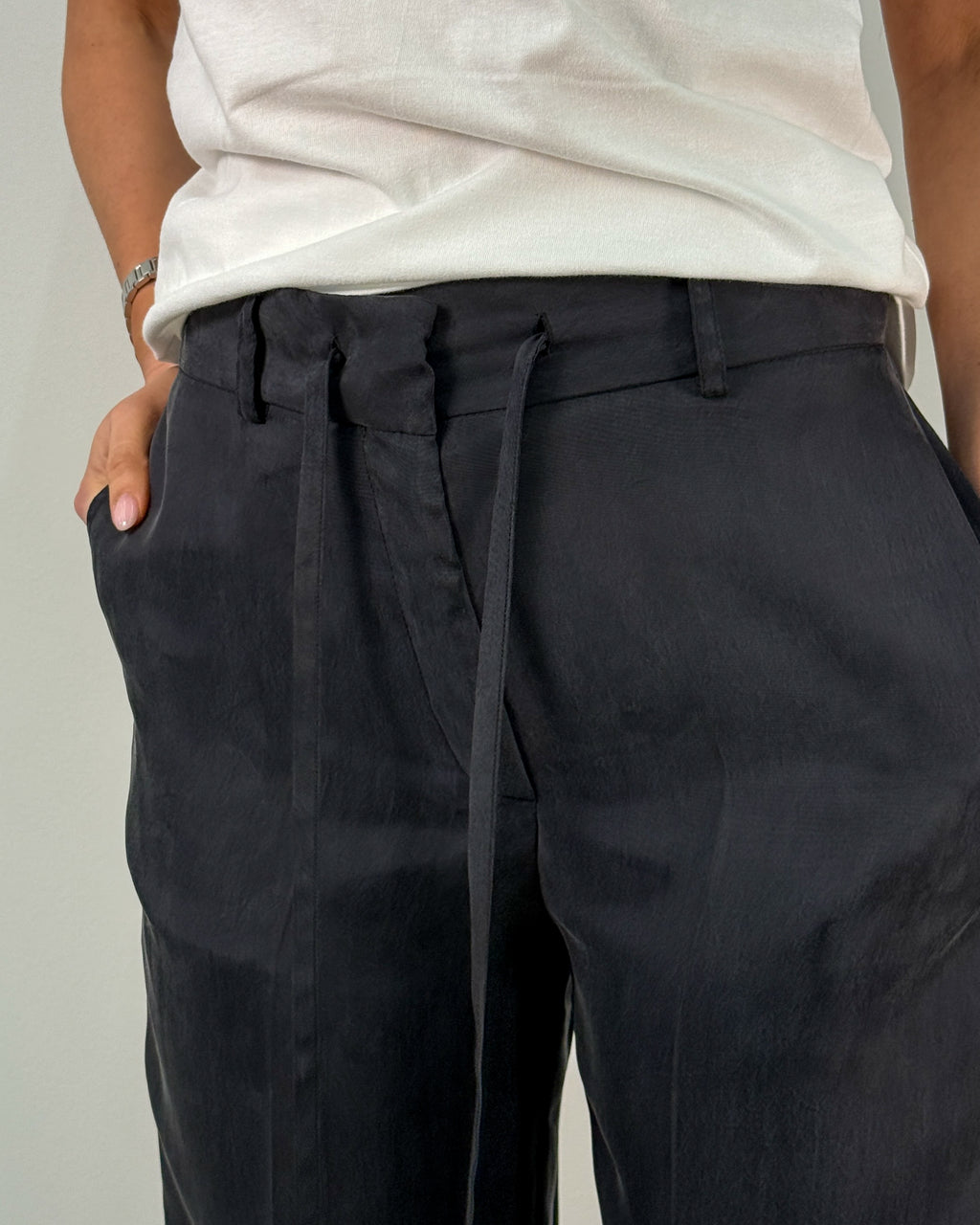 Pantalone a Gamba Larga in Cupro con Coulisse - Nero | RAME