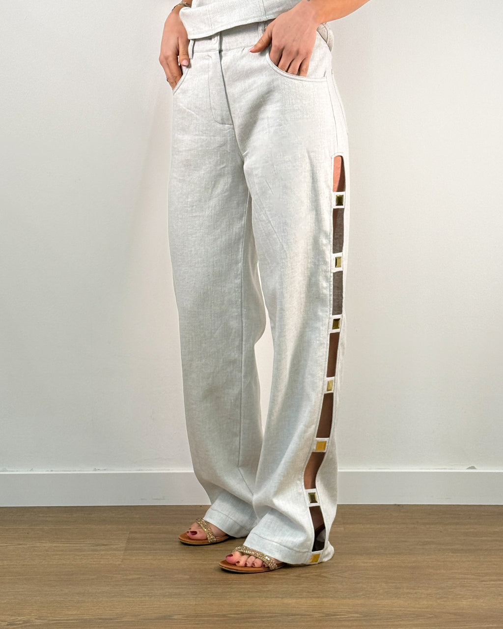 Pantalone Wide Leg con Cut-Out Laterale e Borchie Dorate - Bianco Lino | Rame