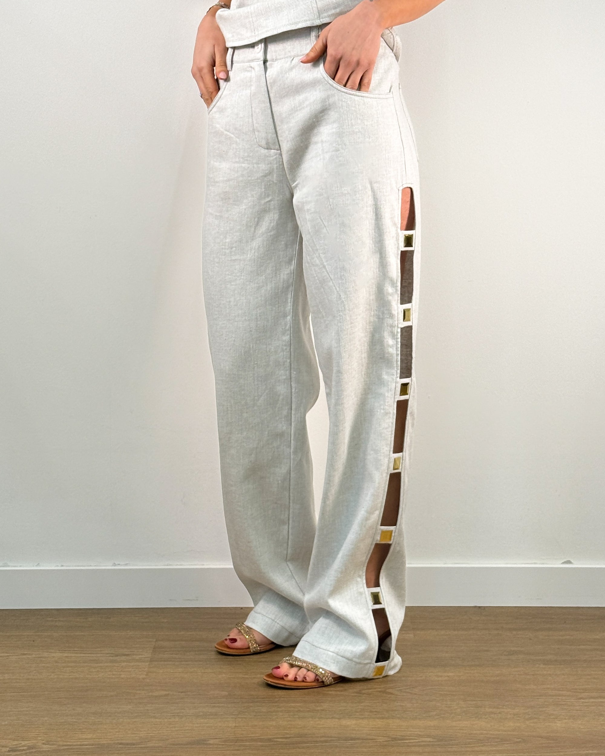 Pantalone Wide Leg con Cut-Out Laterale e Borchie Dorate - Bianco Lino | Rame
