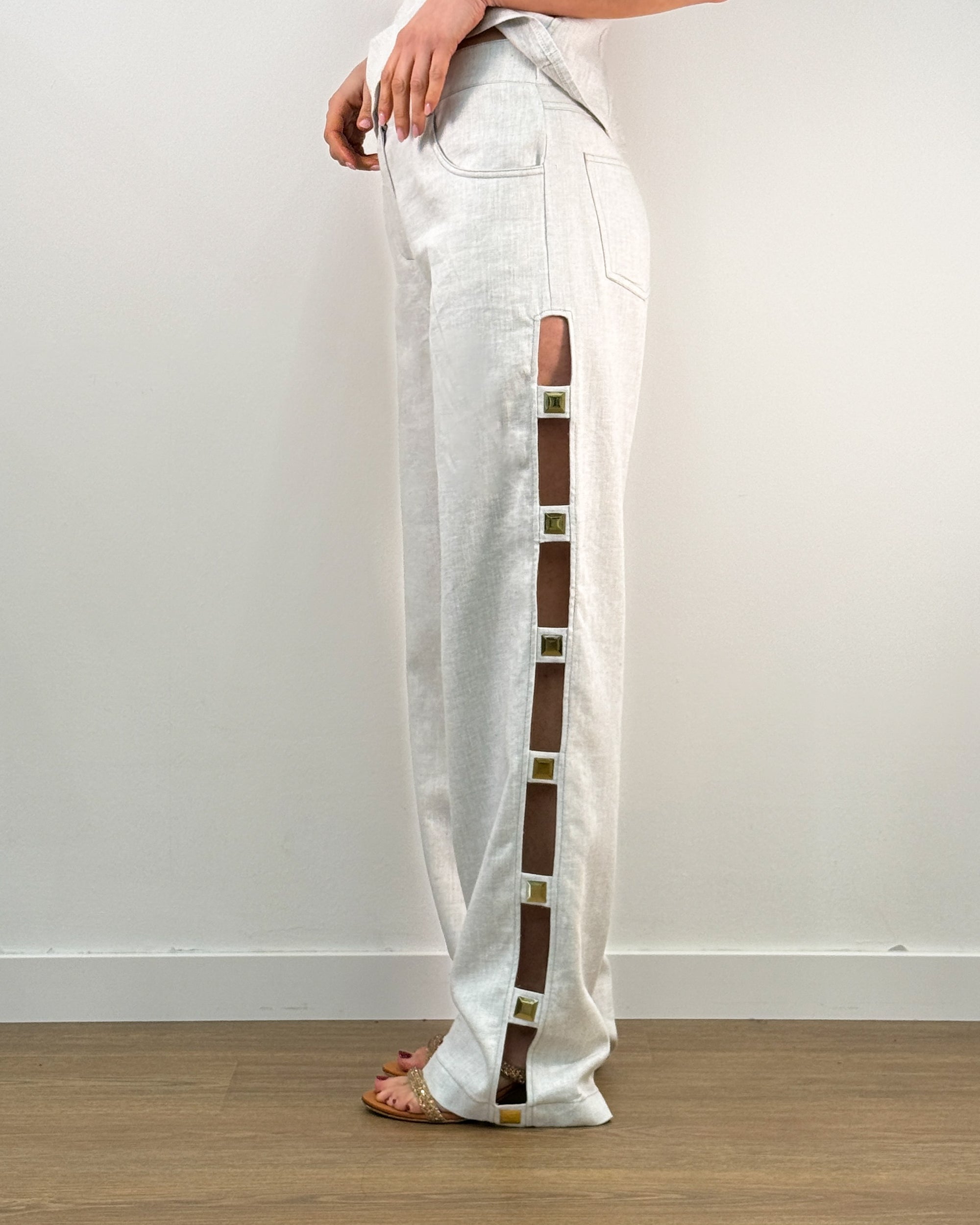 Pantalone Wide Leg con Cut-Out Laterale e Borchie Dorate - Bianco Lino | Rame