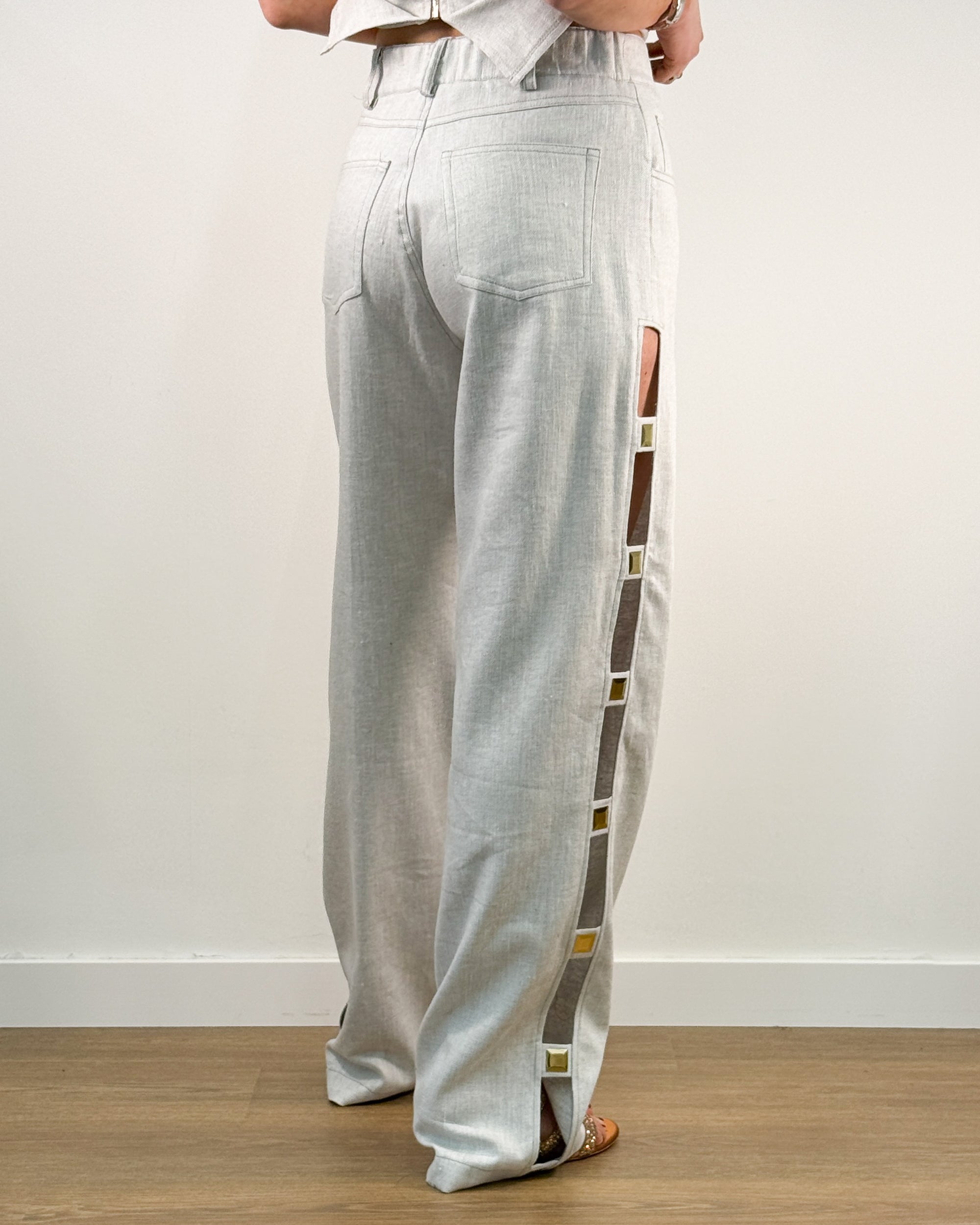 Pantalone Wide Leg con Cut-Out Laterale e Borchie Dorate - Bianco Lino | Rame