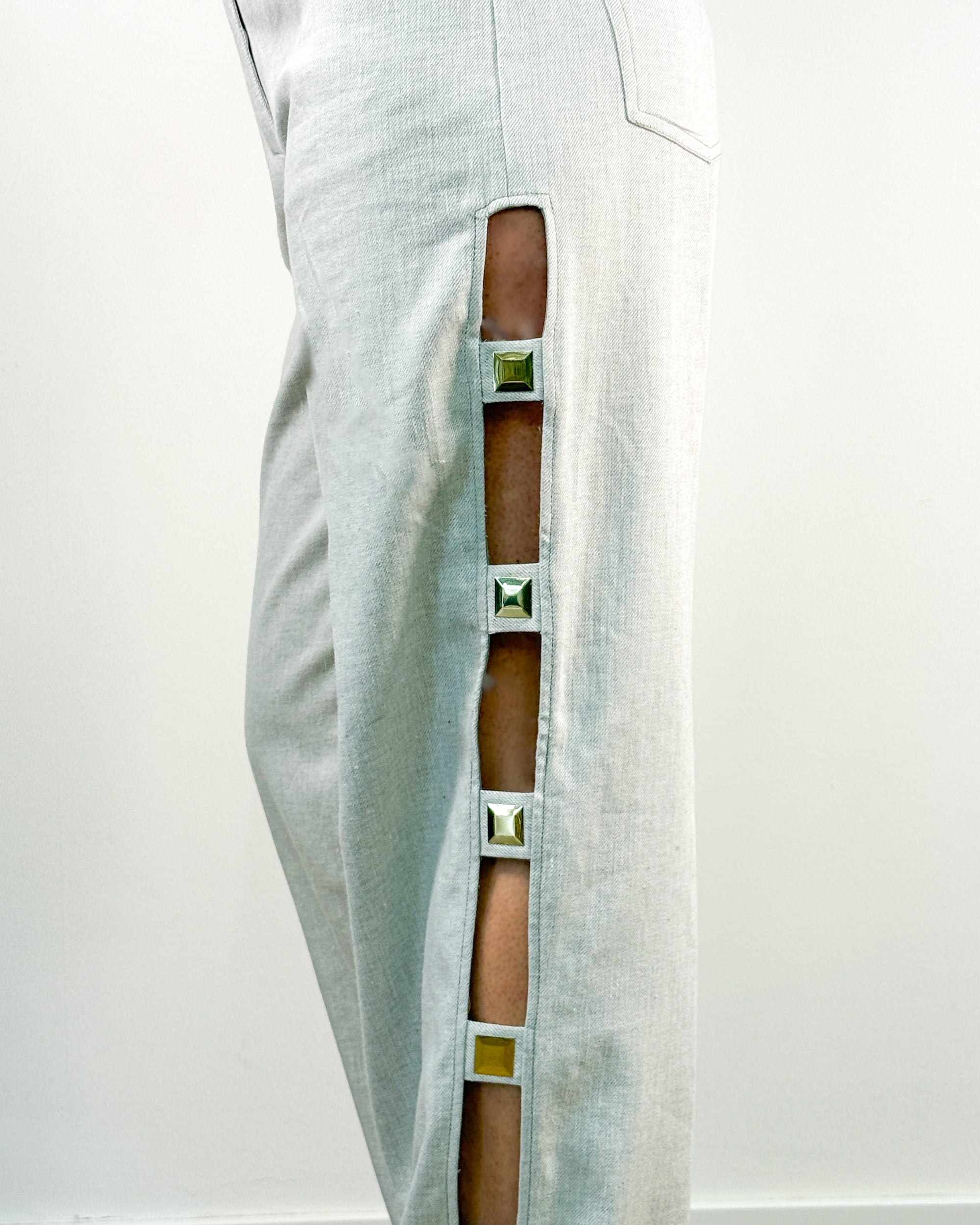 Pantalone Wide Leg con Cut-Out Laterale e Borchie Dorate - Bianco Lino | Rame