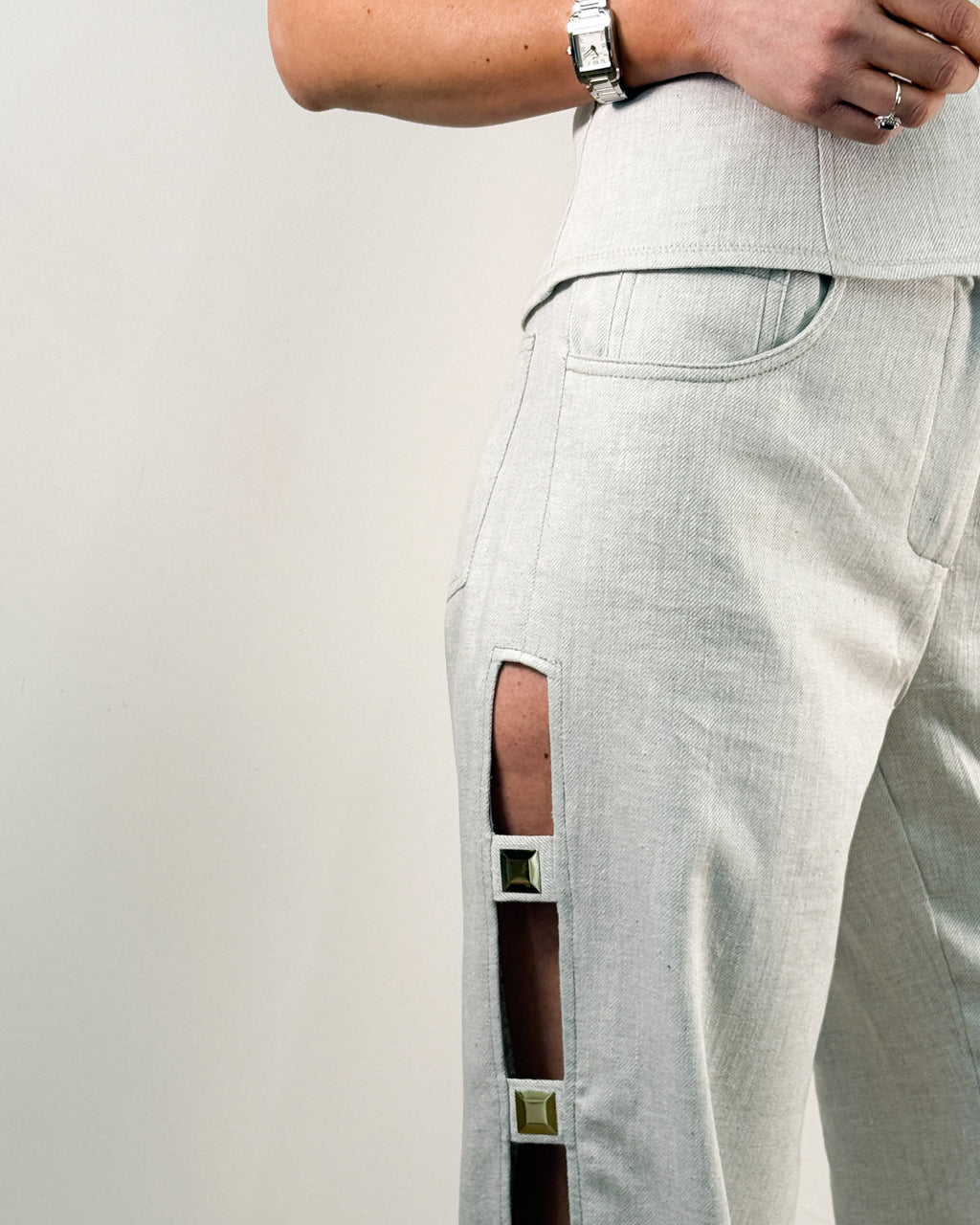 Pantalone Wide Leg con Cut-Out Laterale e Borchie Dorate - Bianco Lino | Rame