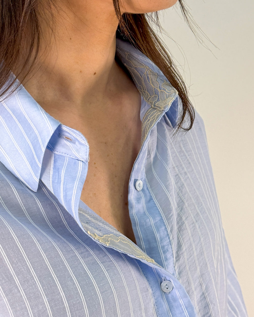Camicia a Righe con Polsini in Pizzo - Azzurro