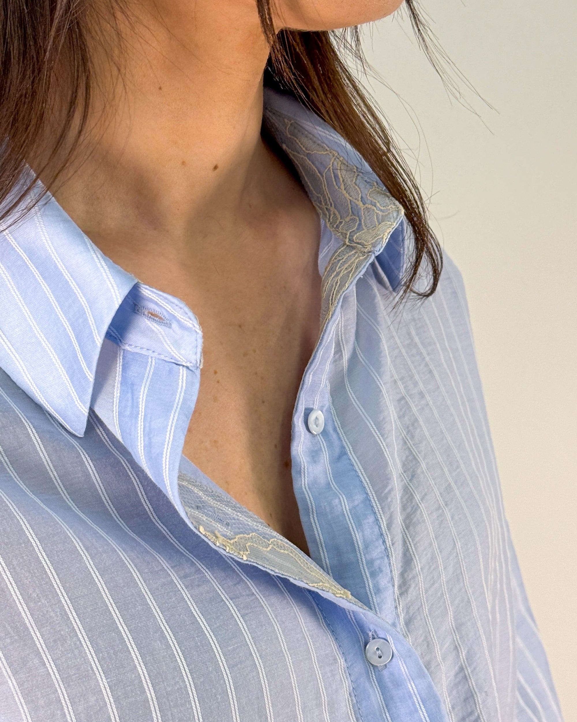 Camicia a Righe con Polsini in Pizzo - Azzurro
