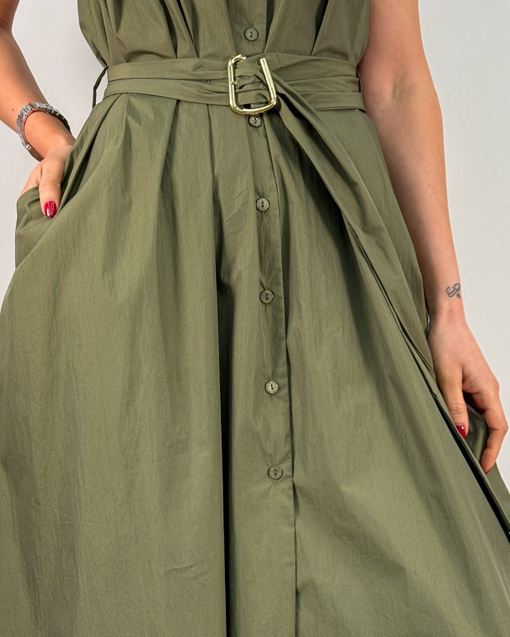 Abito con Colletto a Foulard e Cintura con Fibbia - Verde Militare | ISABELLE BLANCHE PARIS