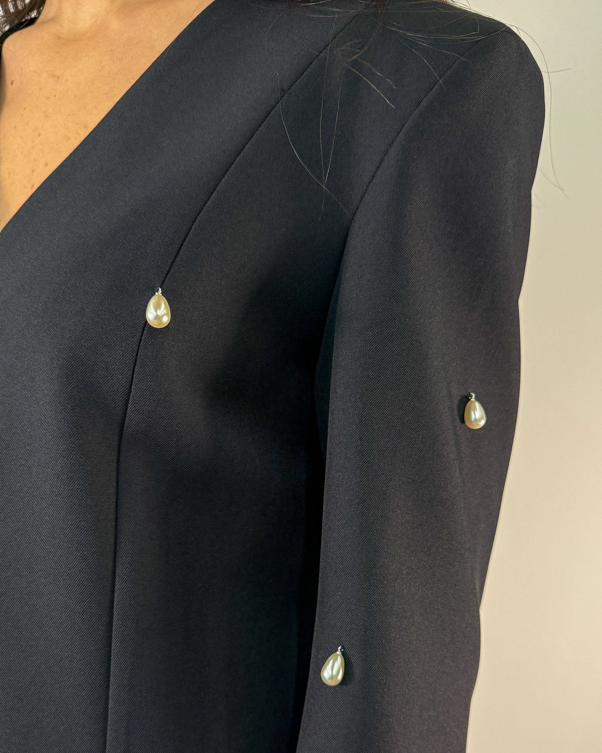 Abito in Crêpe Stretch con Perle a Goccia - Nero