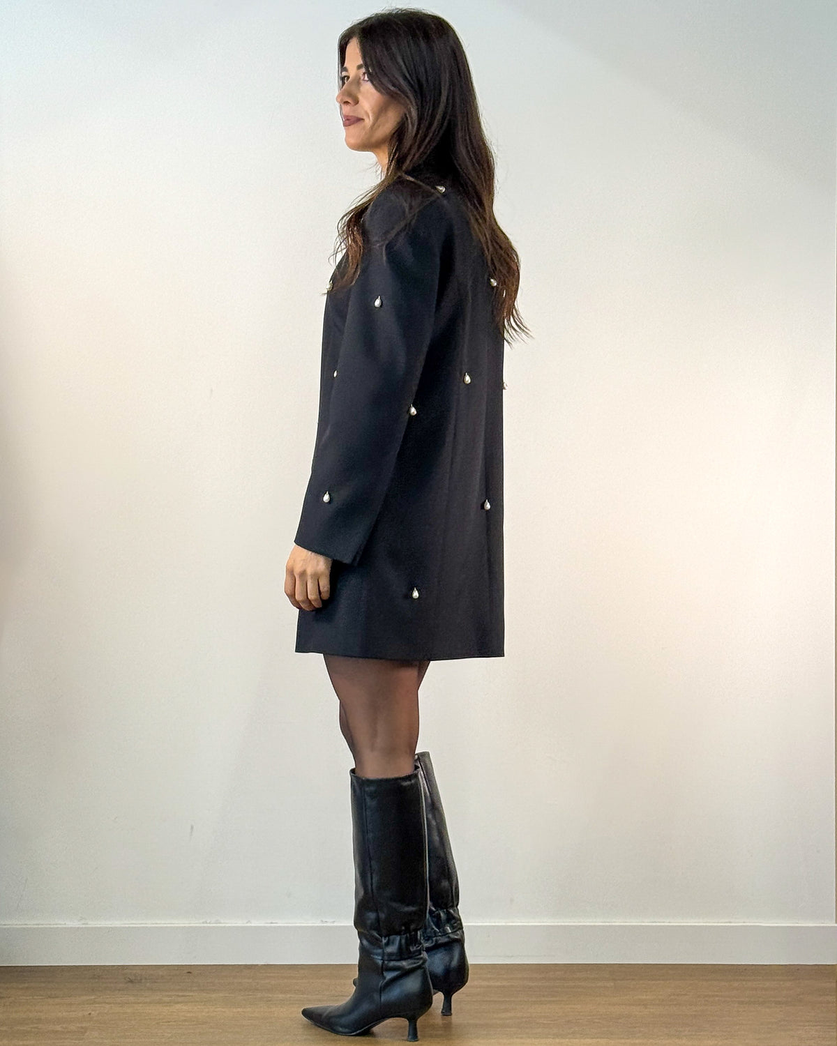 Abito in Crêpe Stretch con Perle a Goccia - Nero