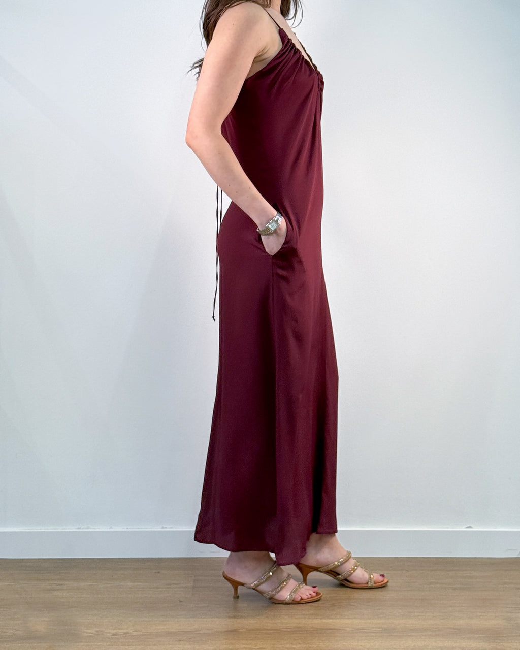 Abito Lungo con Scollo a V Arricciato e Tasche - Sangria | MEIMEIJ