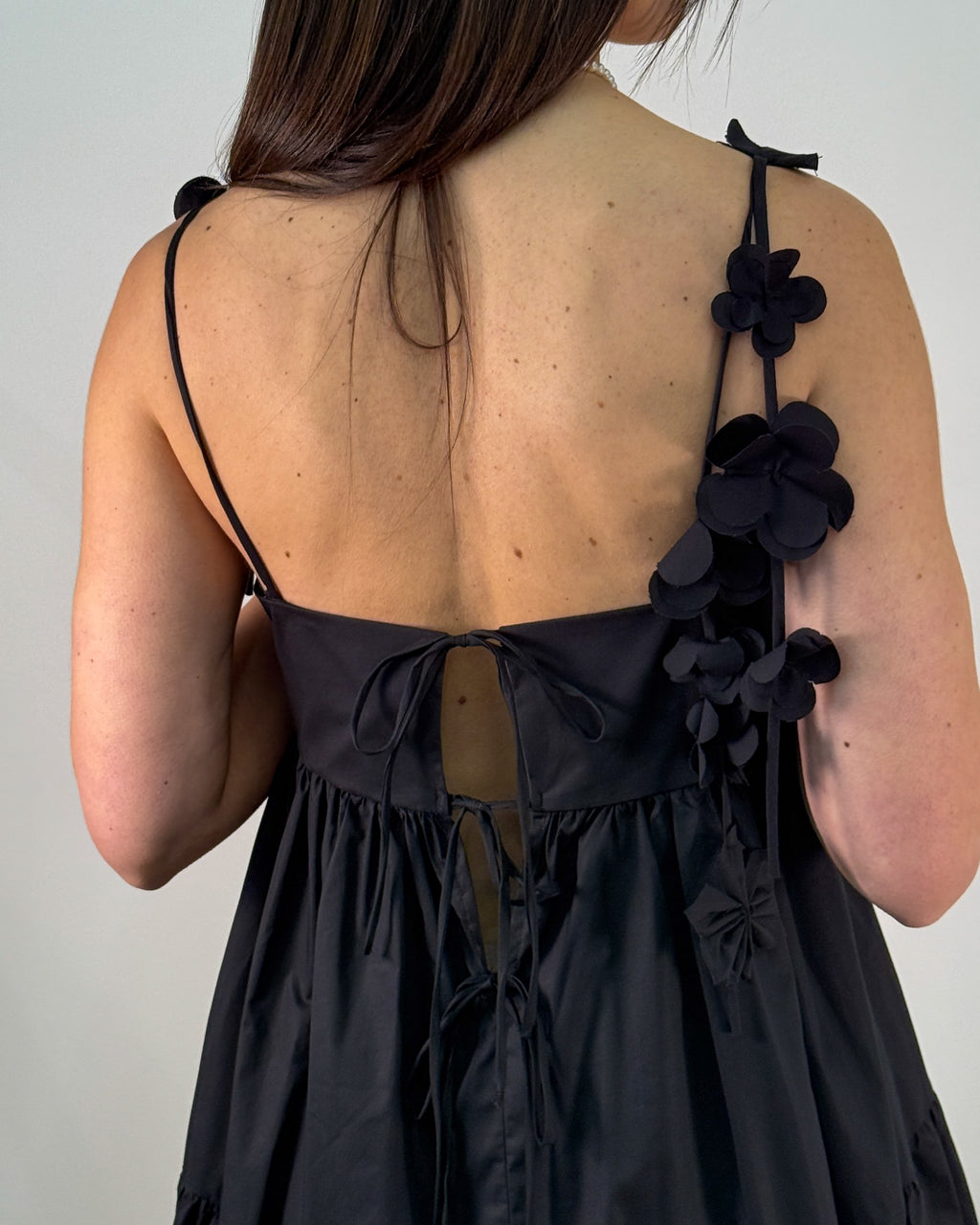 Abito Lungo in Cotone con Fiori Applicati e Gonna a Balze - Nero | MEIMEIJ
