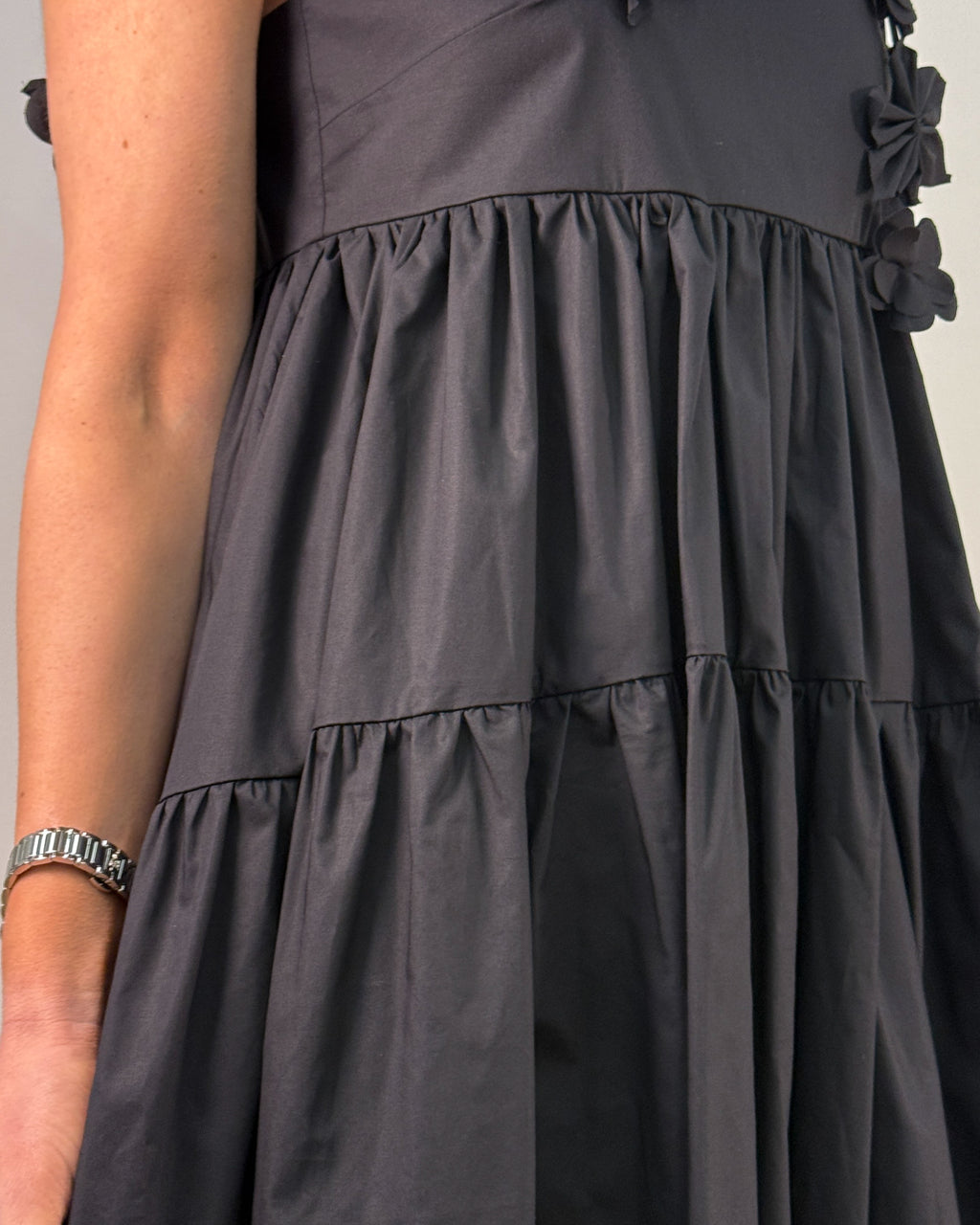 Abito Lungo in Cotone con Fiori Applicati e Gonna a Balze - Nero | MEIMEIJ