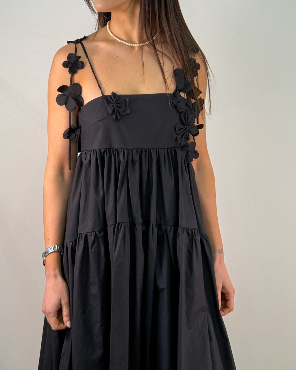 Abito Lungo in Cotone con Fiori Applicati e Gonna a Balze - Nero | MEIMEIJ