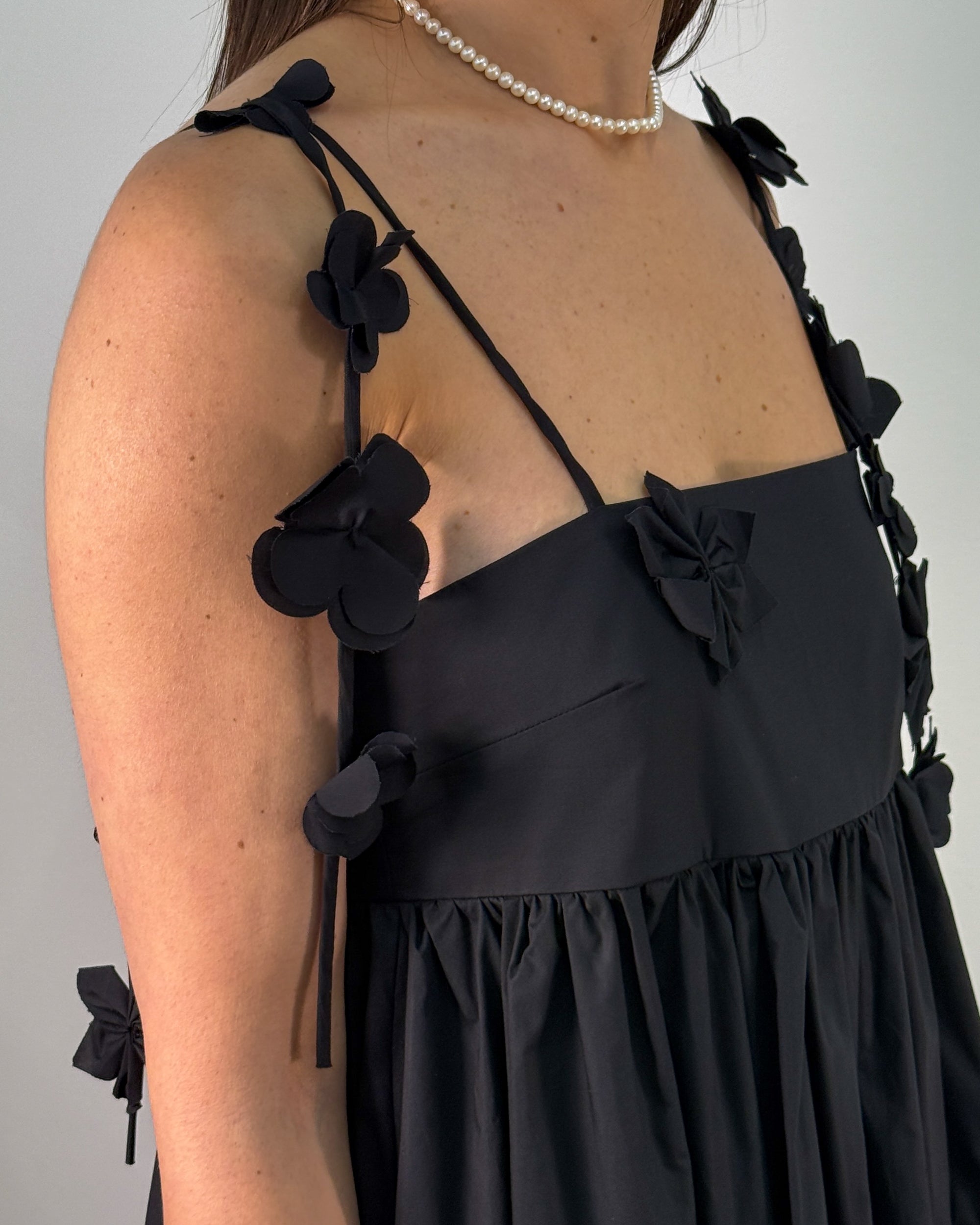 Abito Lungo in Cotone con Fiori Applicati e Gonna a Balze - Nero | MEIMEIJ