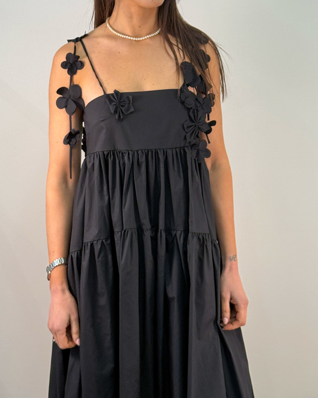 Abito Lungo in Cotone con Fiori Applicati e Gonna a Balze - Nero | MEIMEIJ