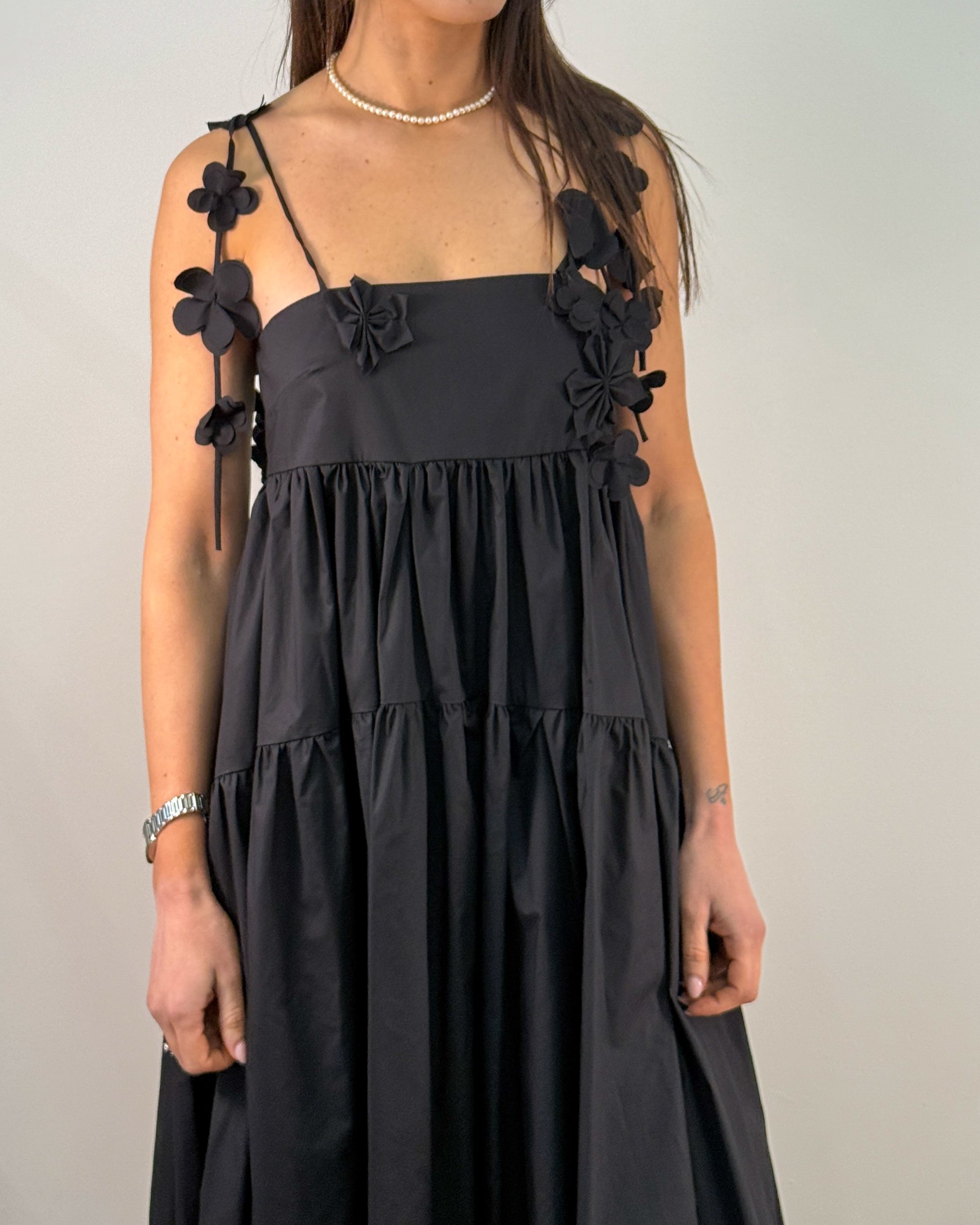 Abito Lungo in Cotone con Fiori Applicati e Gonna a Balze - Nero | MEIMEIJ