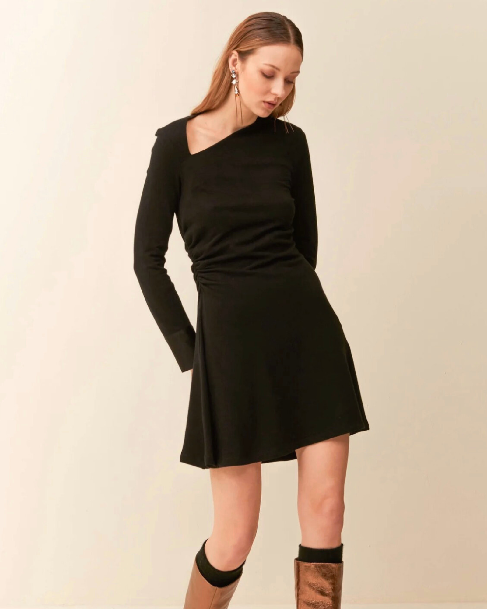 Abito Corto Asimmetrico con Polsini in Raso - Nero - Gold Boutique