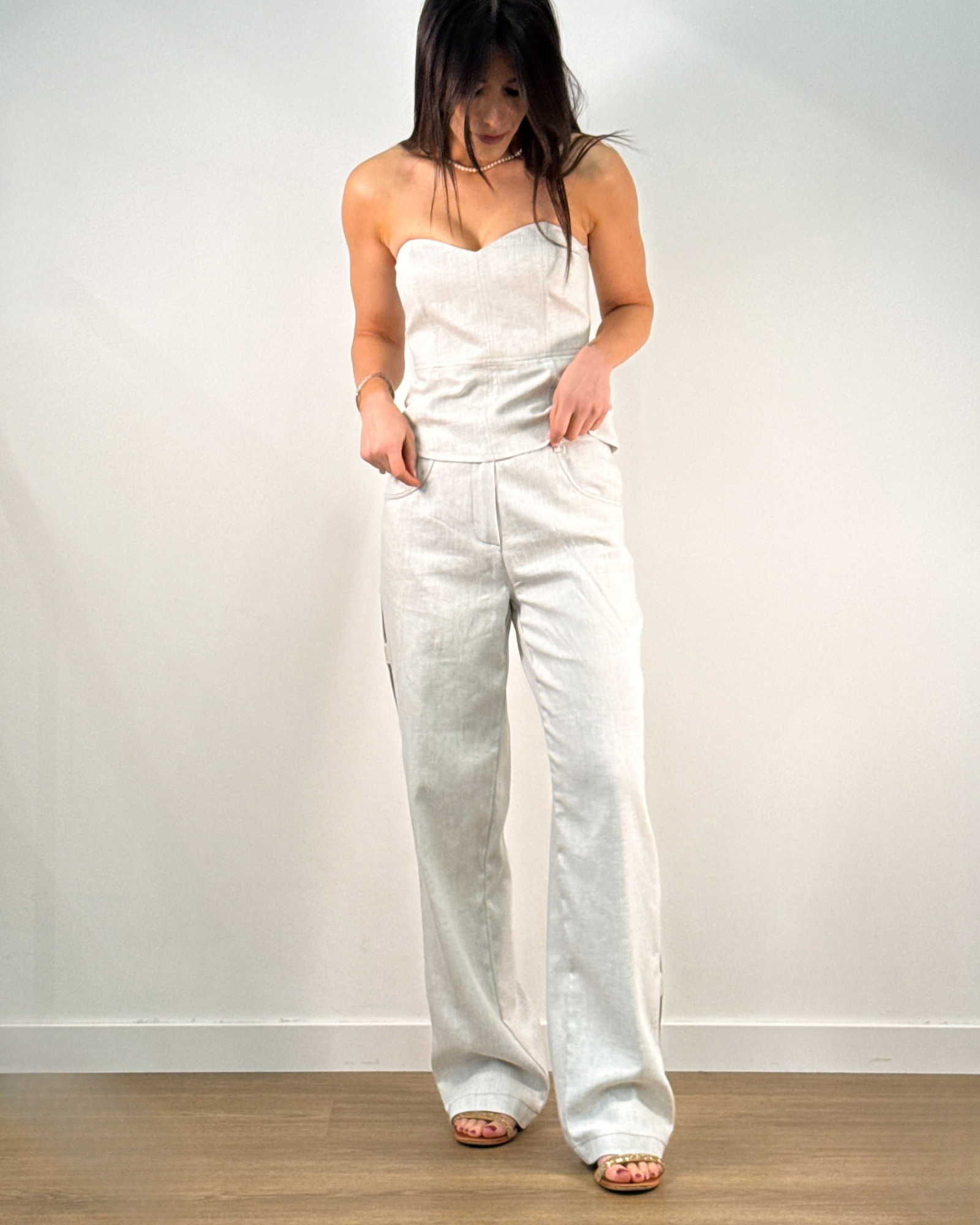Pantalone Wide Leg con Cut-Out Laterale e Borchie Dorate - Bianco Lino | Rame