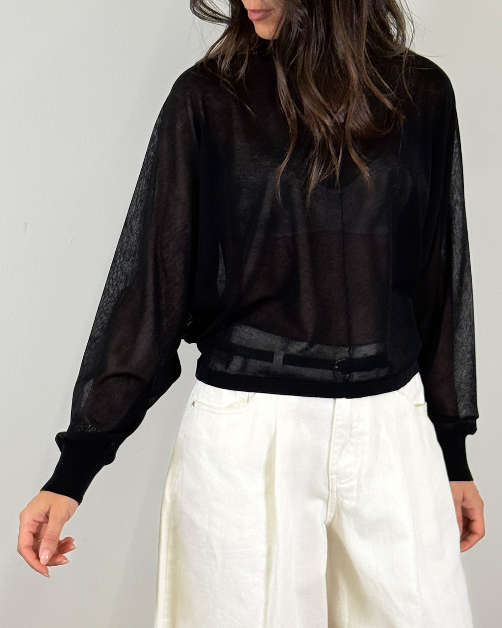 Top a Collo Alto con Schiena Incrociata - Nero | MeiMeij