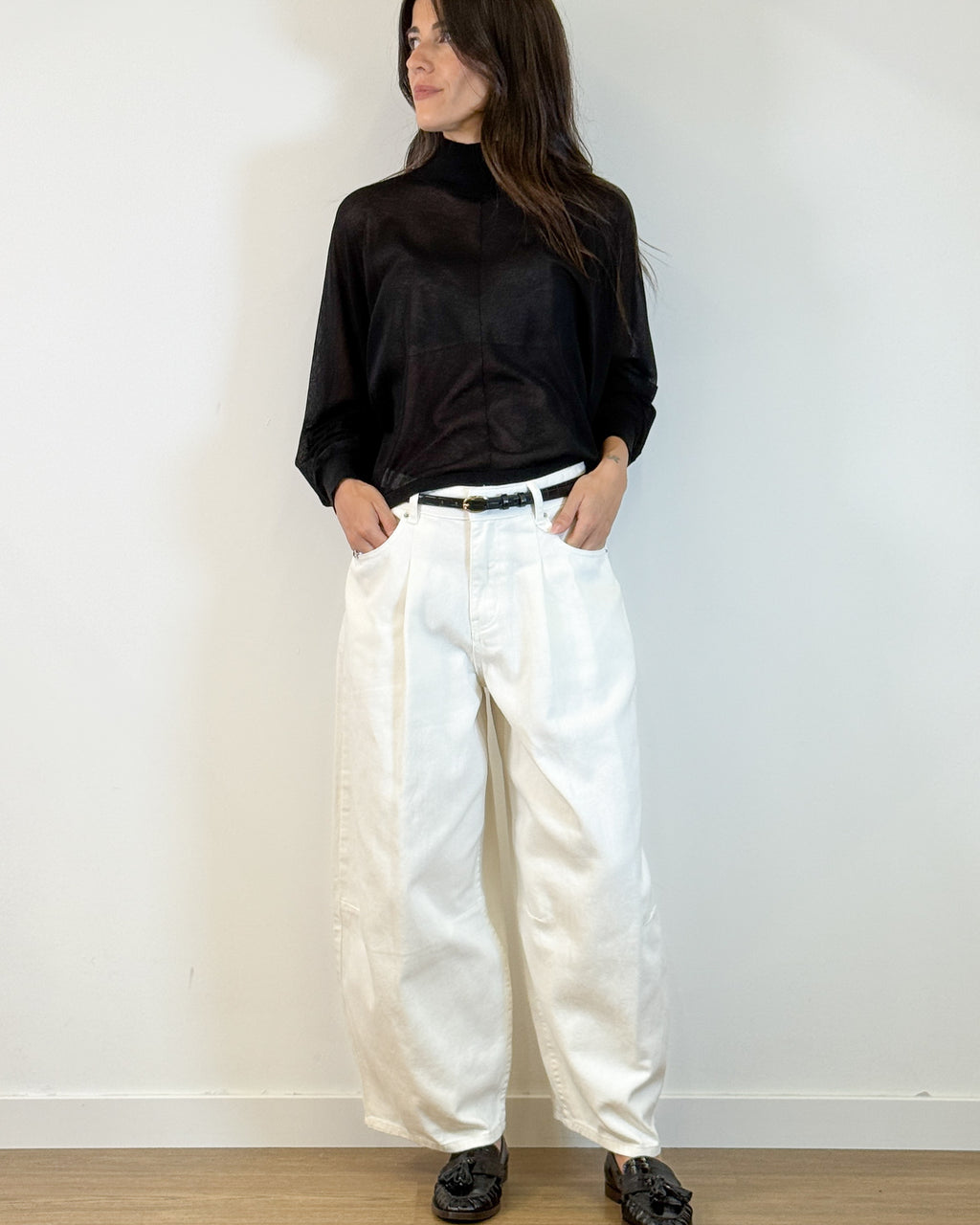 Top a Collo Alto con Schiena Incrociata - Nero | MeiMeij