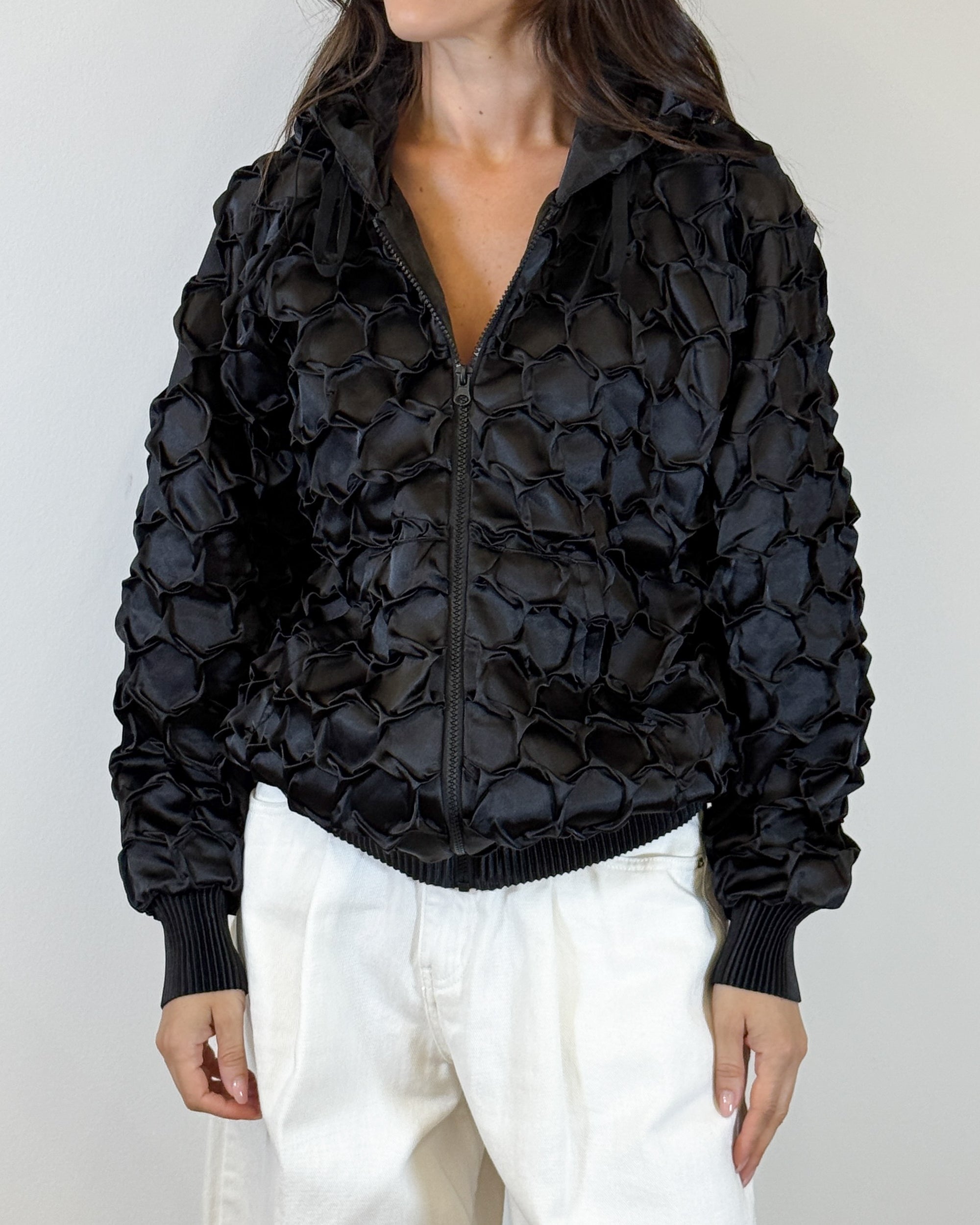 Bomber in Raso con Lavorazione Smock 3D - Nero | MEIMEIJ