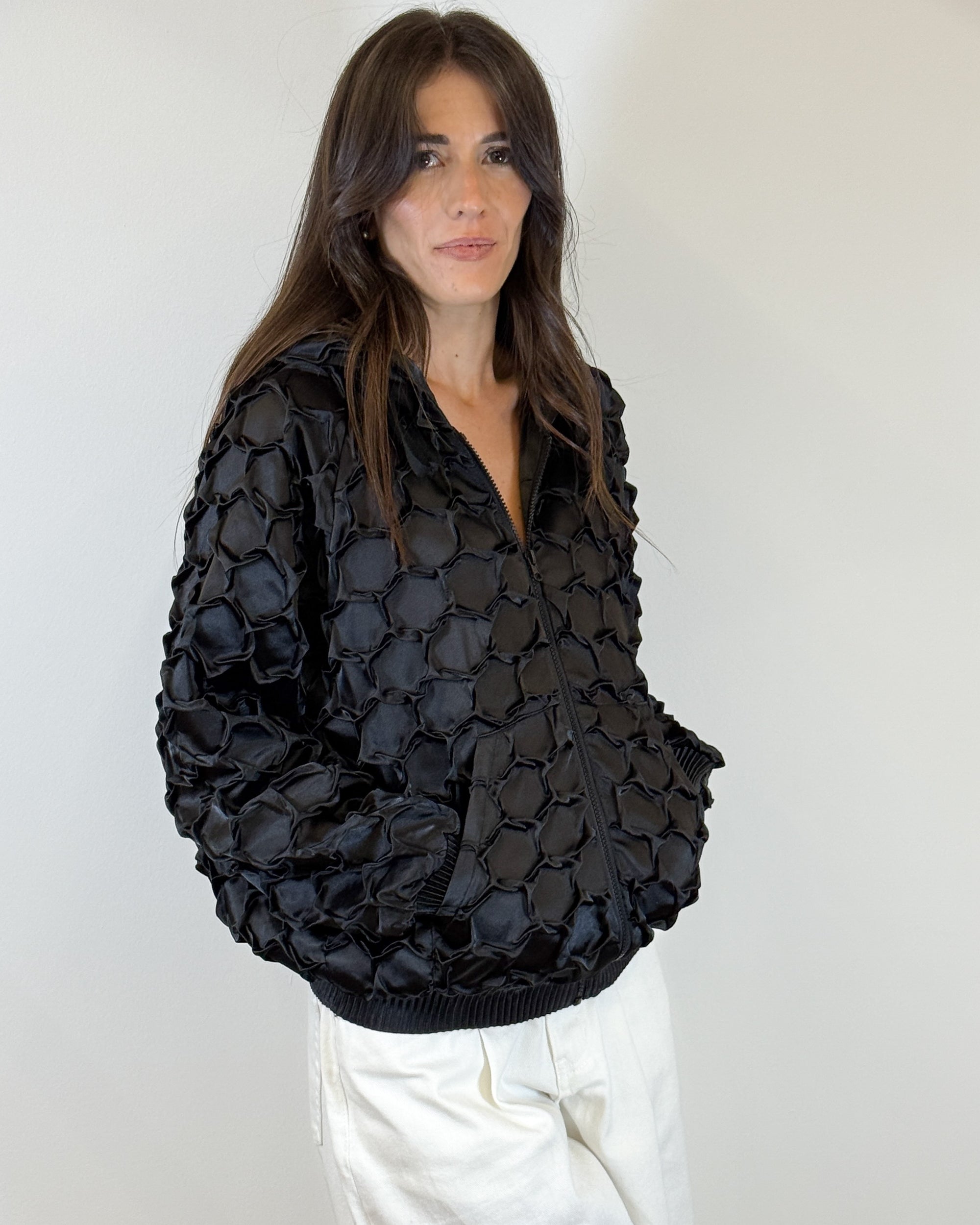 Bomber in Raso con Lavorazione Smock 3D - Nero | MEIMEIJ