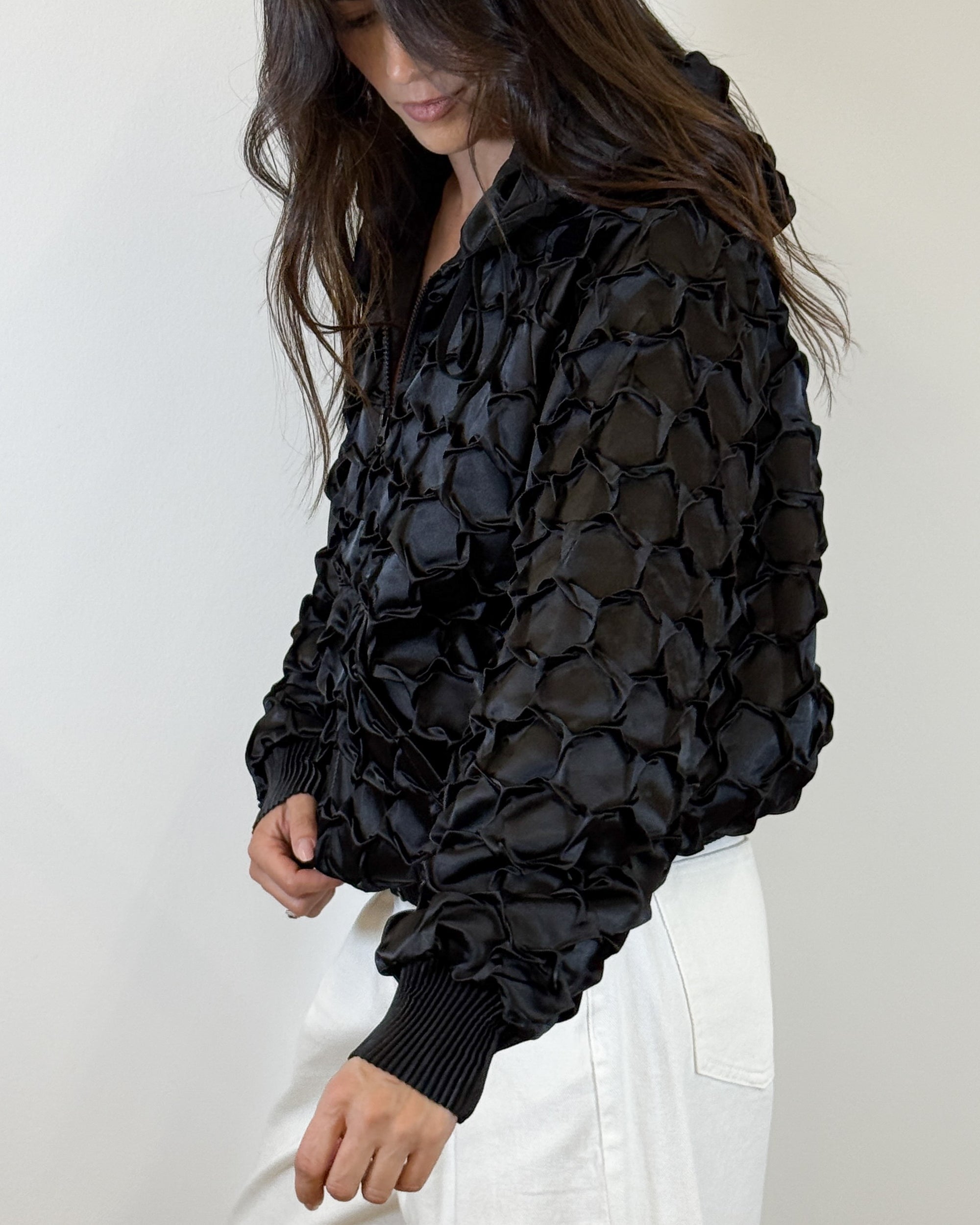 Bomber in Raso con Lavorazione Smock 3D - Nero | MEIMEIJ