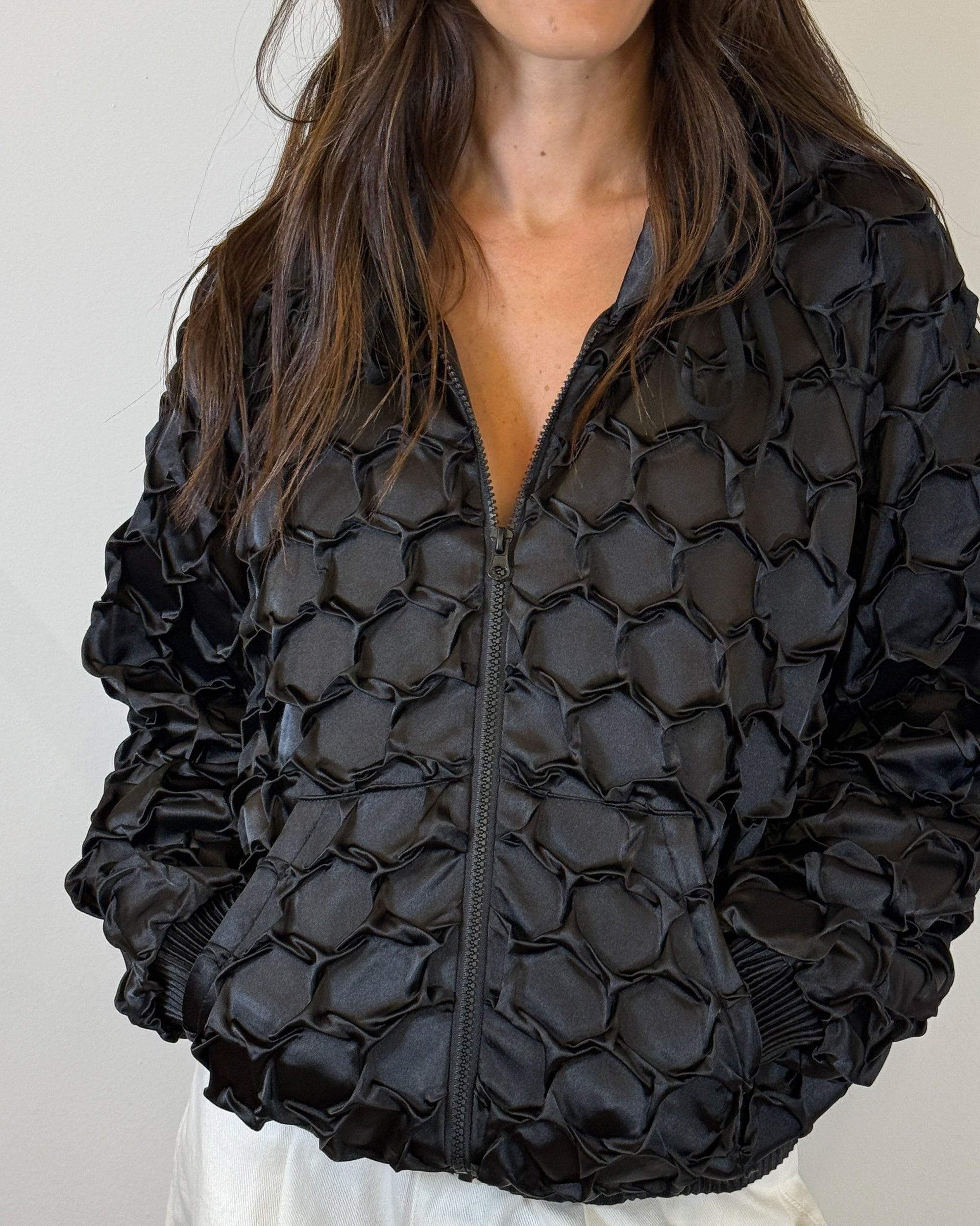 Bomber in Raso con Lavorazione Smock 3D - Nero | MEIMEIJ