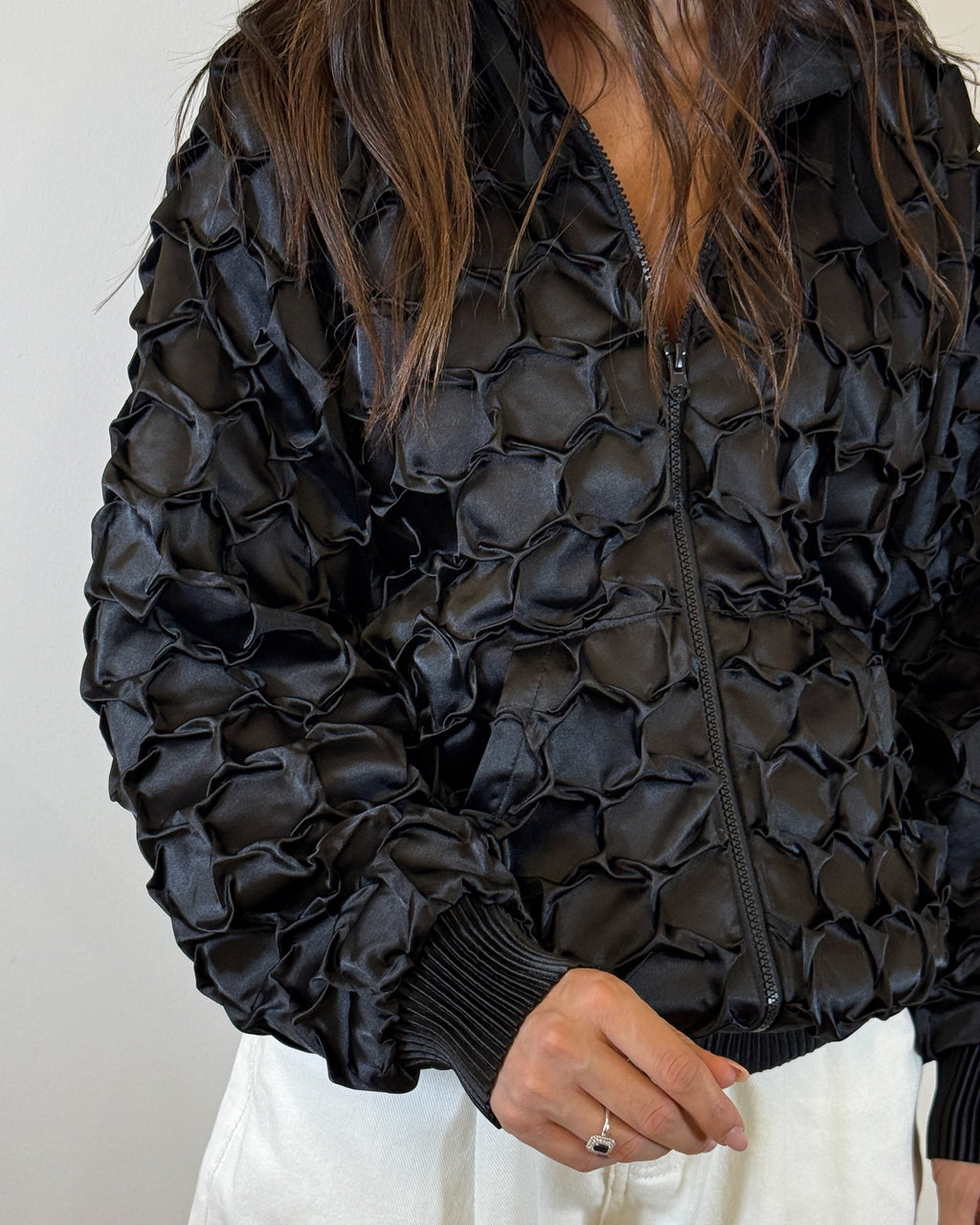 Bomber in Raso con Lavorazione Smock 3D - Nero | MEIMEIJ