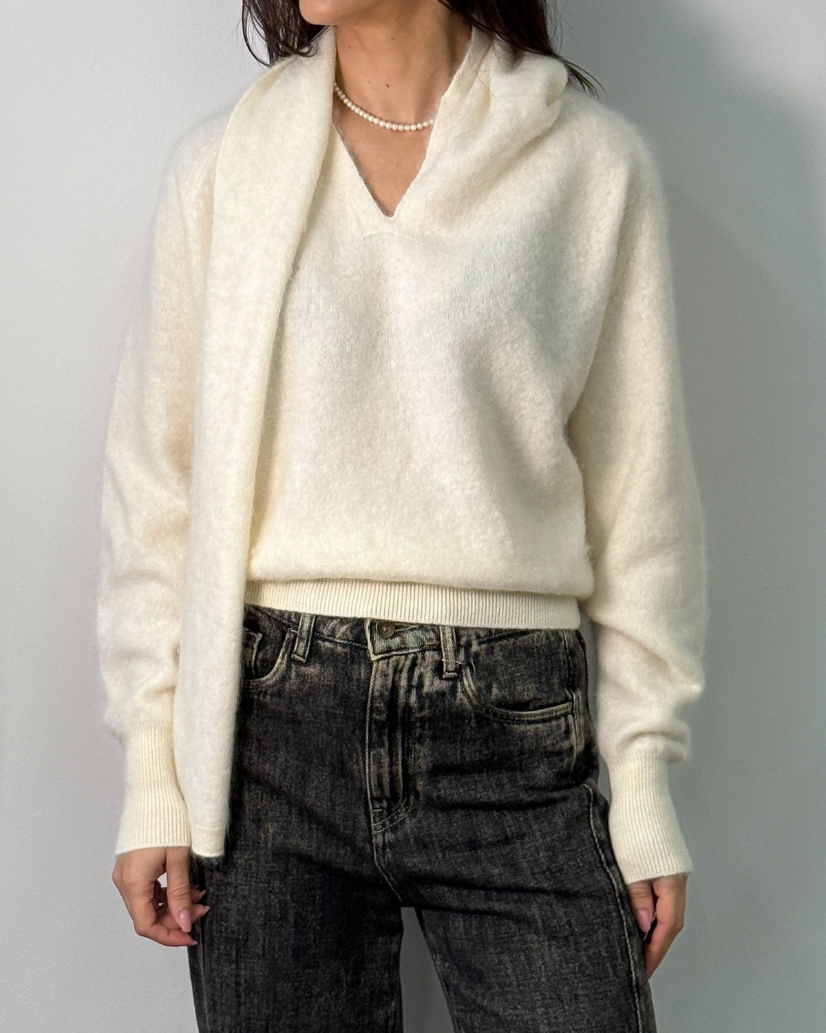 Maglia Scollo a V in Lana Spazzolata con Sciarpa - Bianco Snow