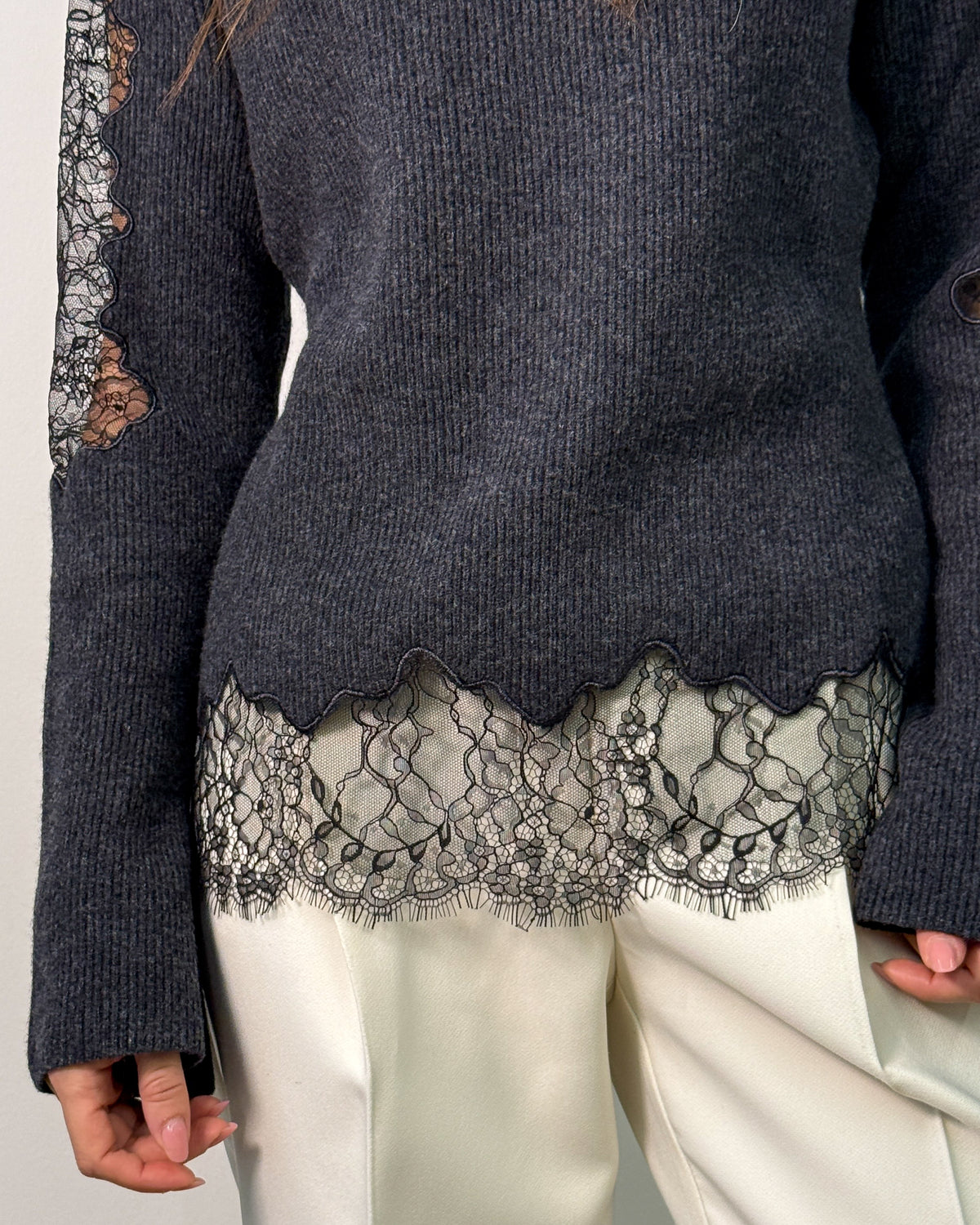 Maglia Girocollo in Pura Lana con Inserti in Pizzo - Antracite