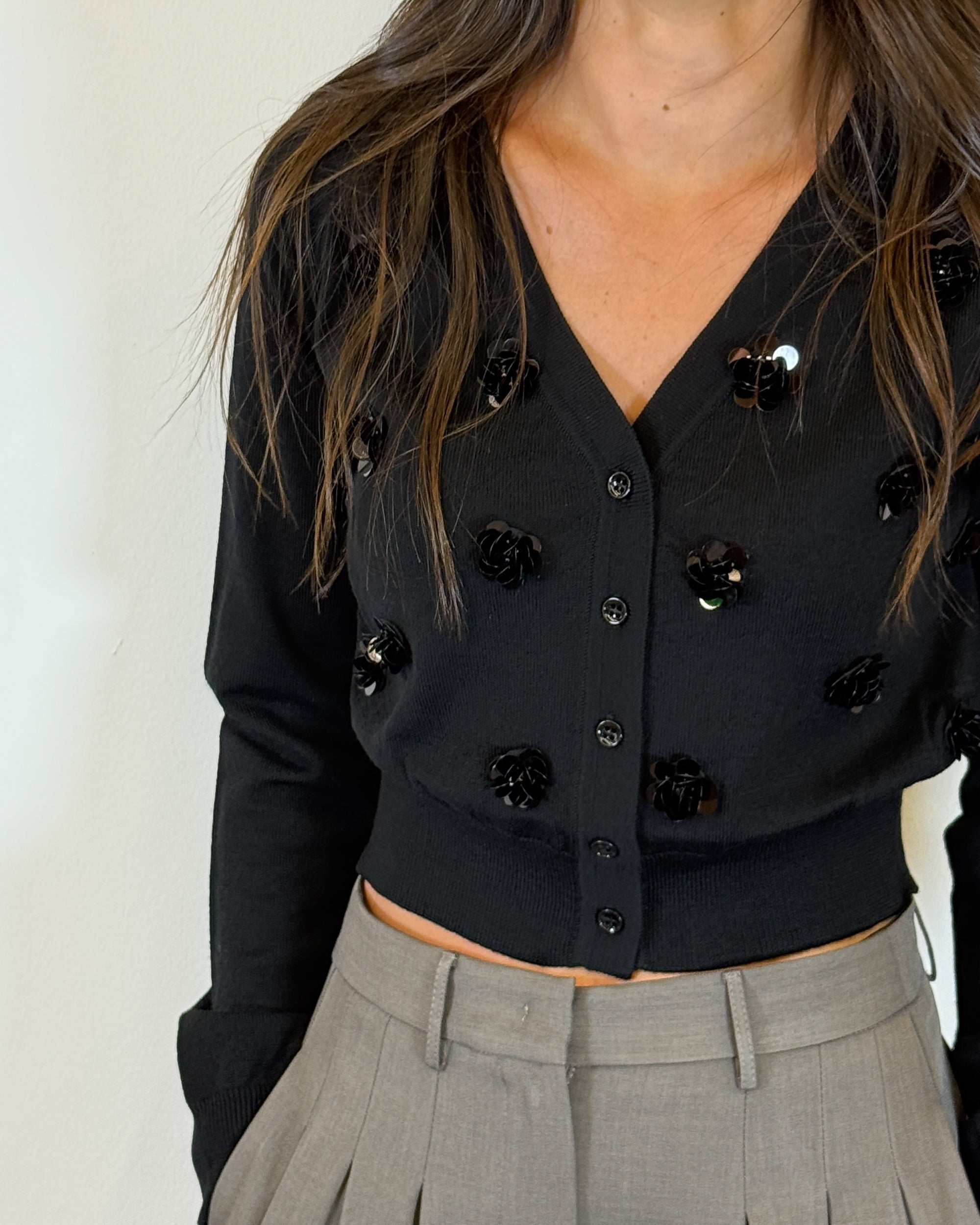 Cardigan Corto in Lana con Fiori di Paillettes - Nero | MEIMEIJ