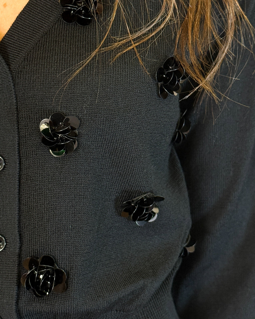 Cardigan Corto in Lana con Fiori di Paillettes - Nero | MEIMEIJ