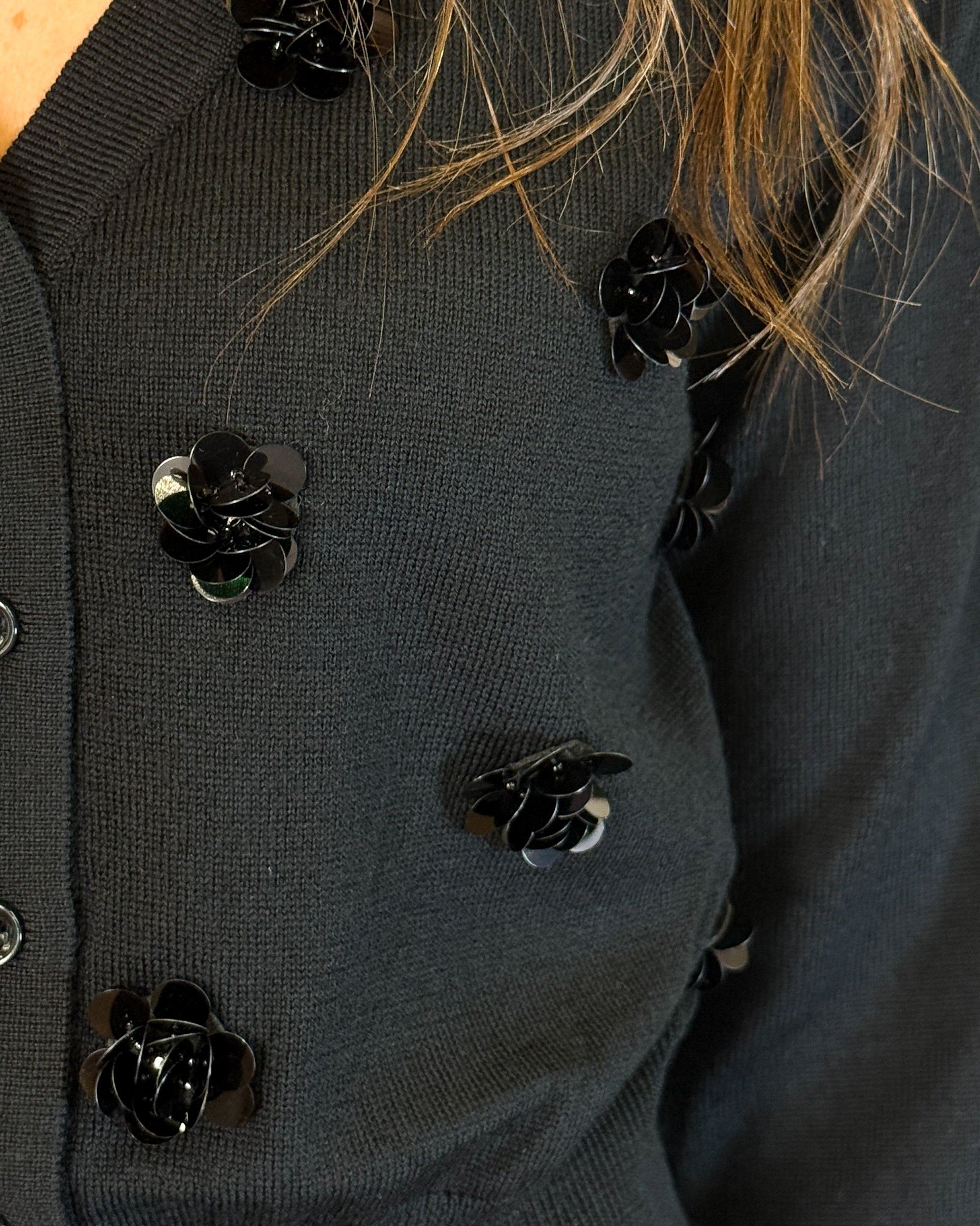 Cardigan Corto in Lana con Fiori di Paillettes - Nero | MEIMEIJ