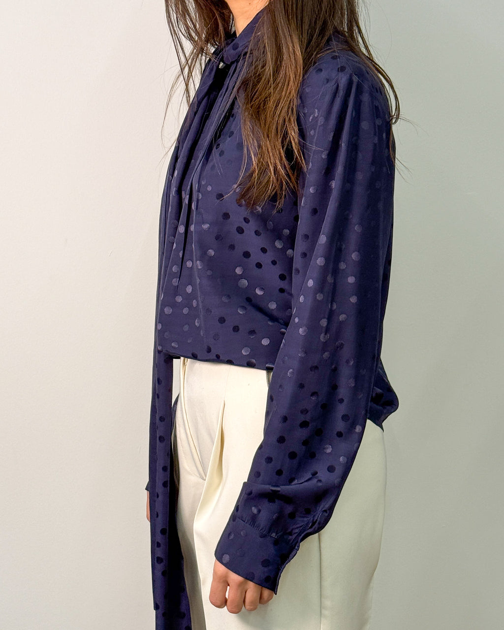 Blusa in Raso Jacquard a Pois con Laccio a Foulard - Blu Notte