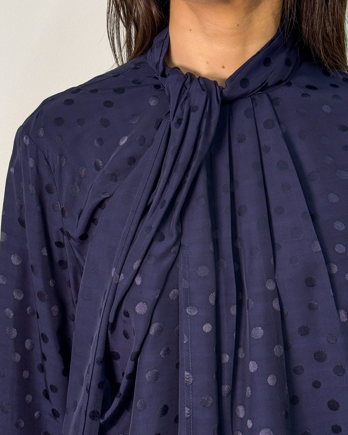 Blusa in Raso Jacquard a Pois con Laccio a Foulard - Blu Notte
