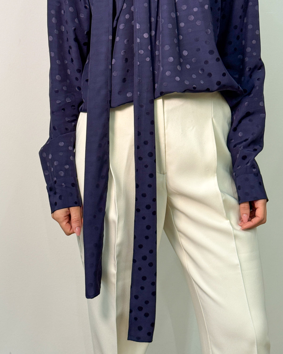 Blusa in Raso Jacquard a Pois con Laccio a Foulard - Blu Notte