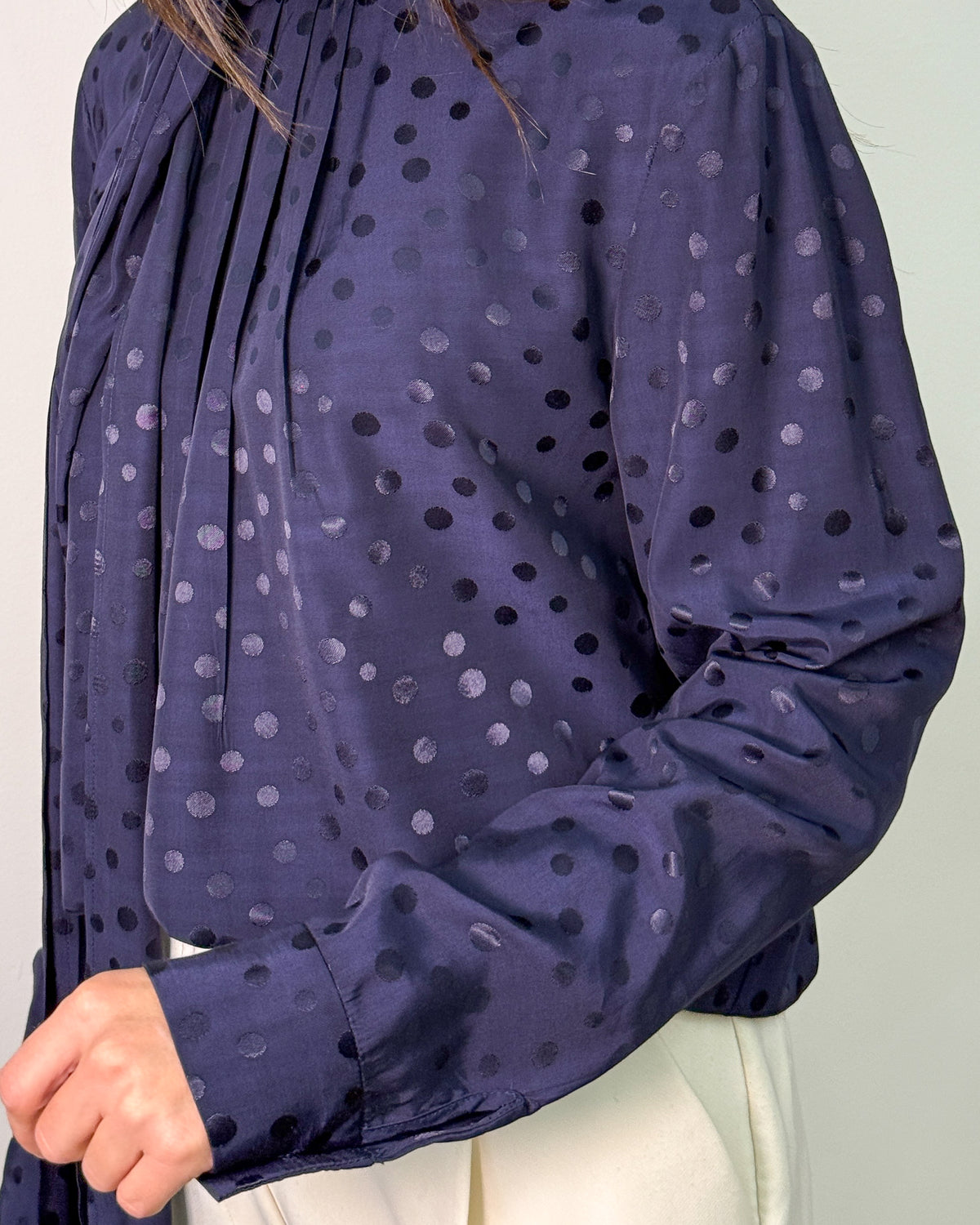 Blusa in Raso Jacquard a Pois con Laccio a Foulard - Blu Notte