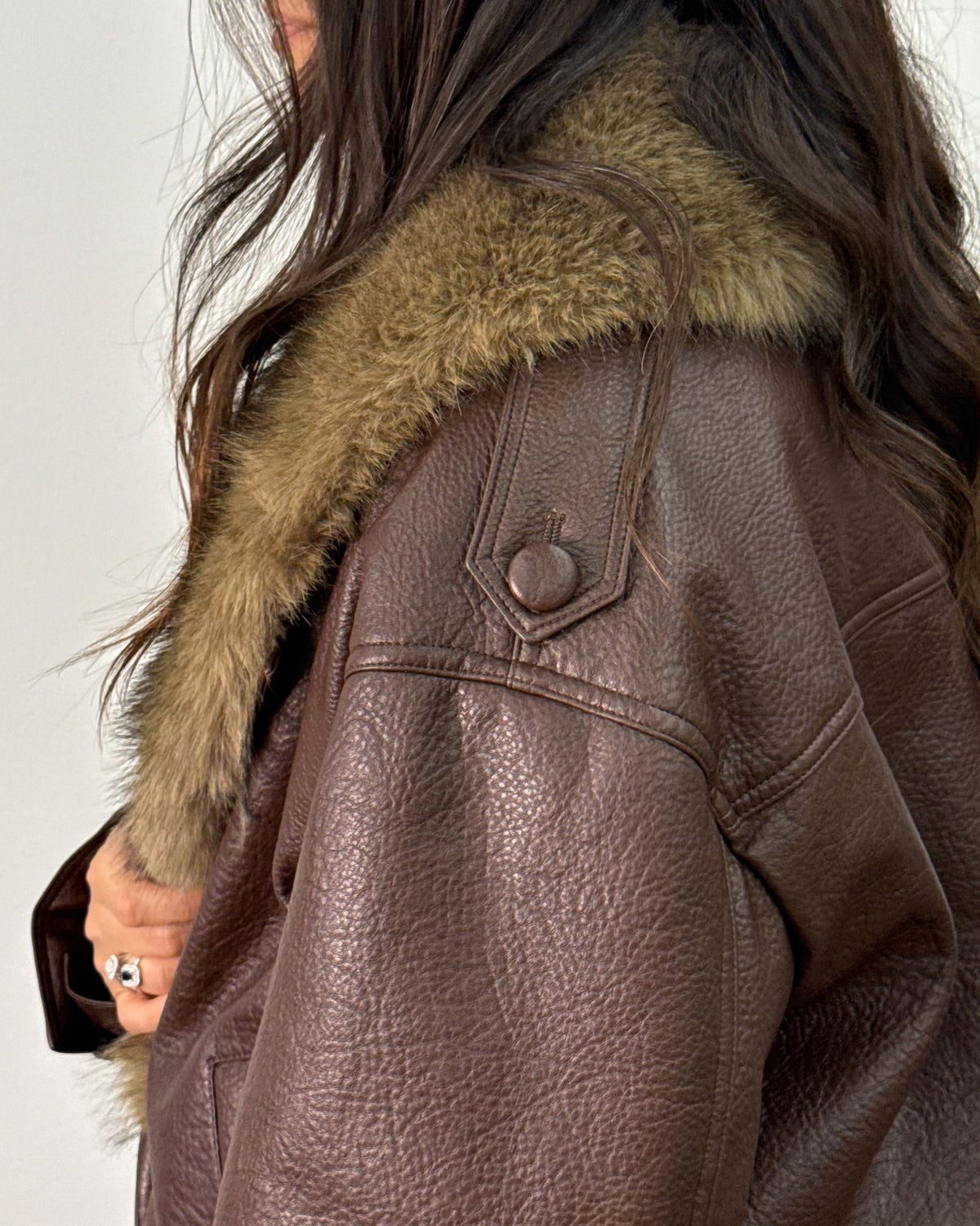 Bomber Imbottito in Ecopelle con Collo in Eco-Pelliccia - Coffee Bean | ISABELLE BLANCHE PARIS
