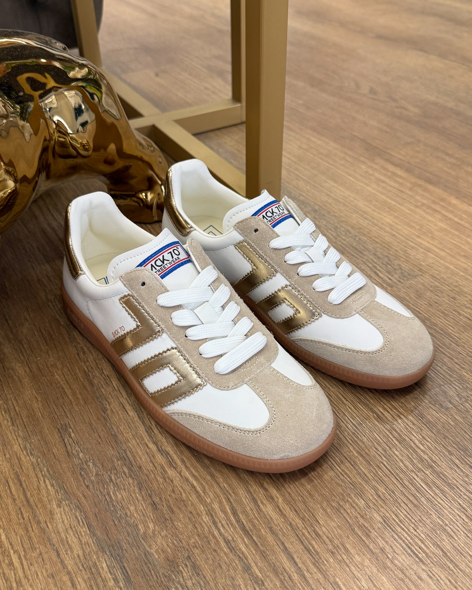 Sneaker Cloud in Pelle con Dettagli Oro Metallizzato - Bianco | BACK 70