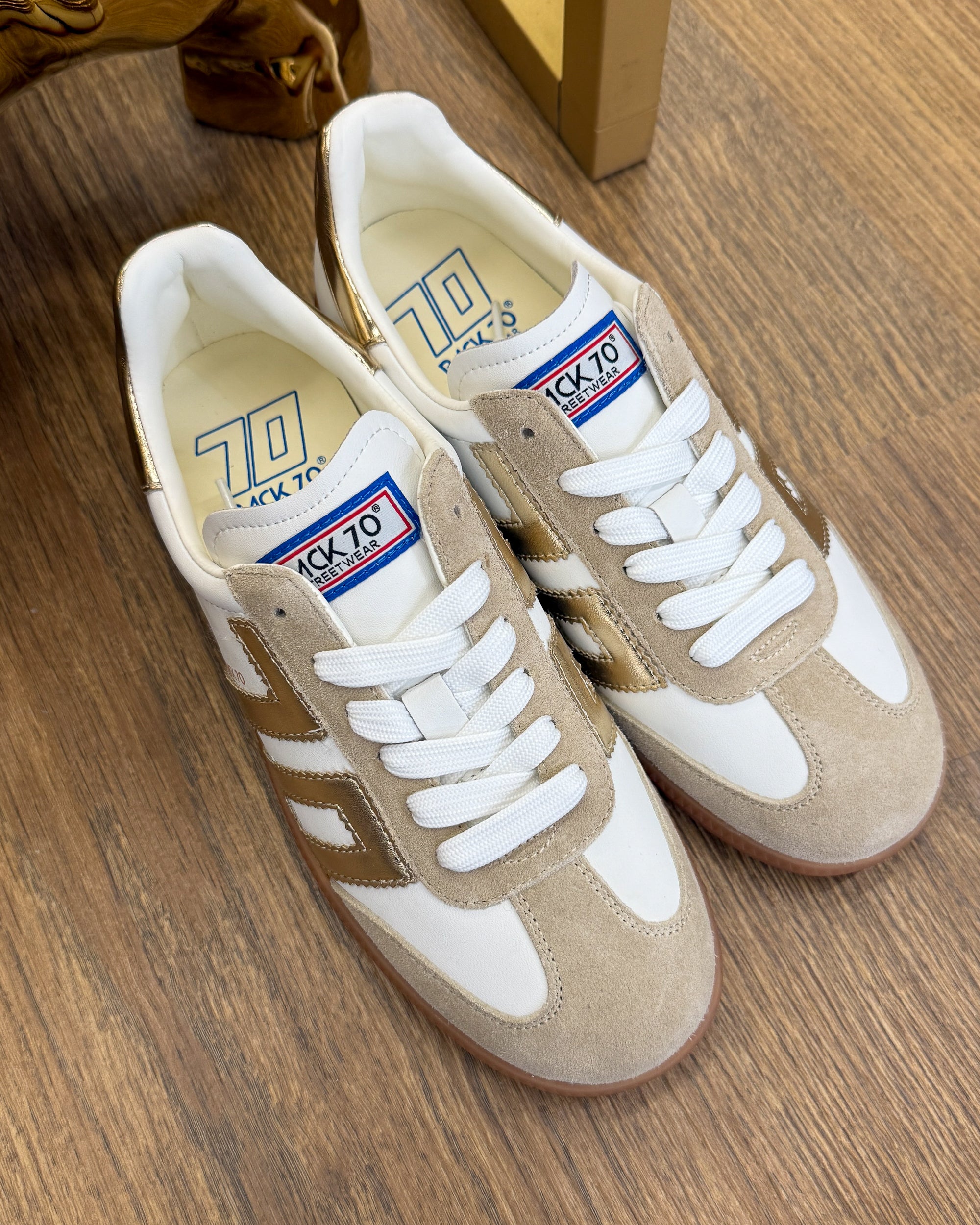 Sneaker Cloud in Pelle con Dettagli Oro Metallizzato - Bianco | BACK 70