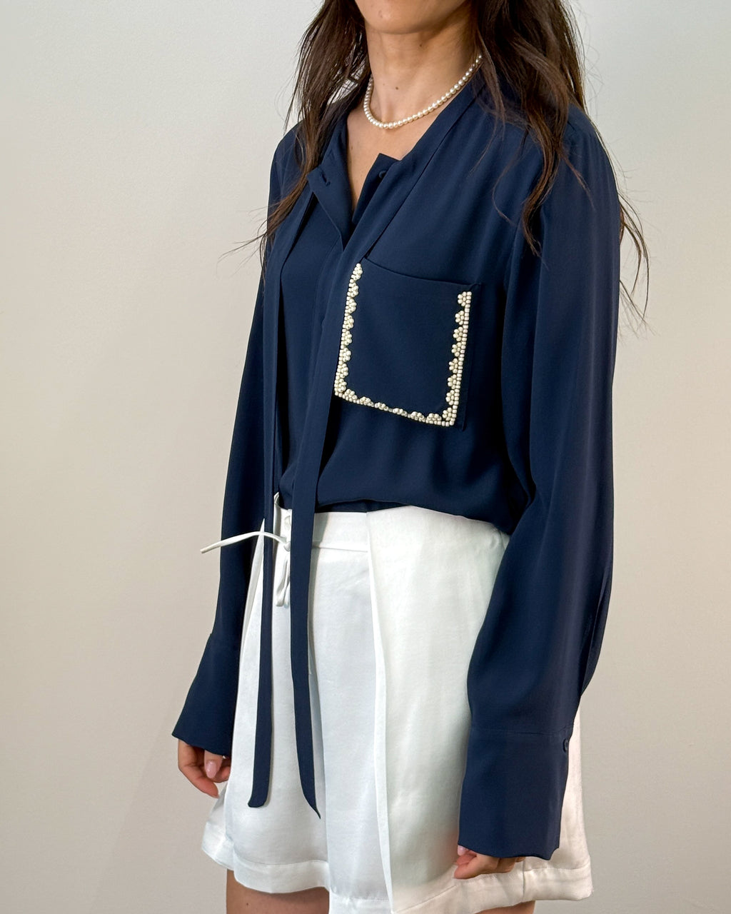 Blusa in Acetato e Seta con Taschino di Perle e Foulard - Blu Navy