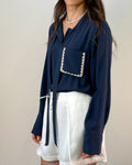 Blusa in Acetato e Seta con Taschino di Perle e Foulard - Blu Navy