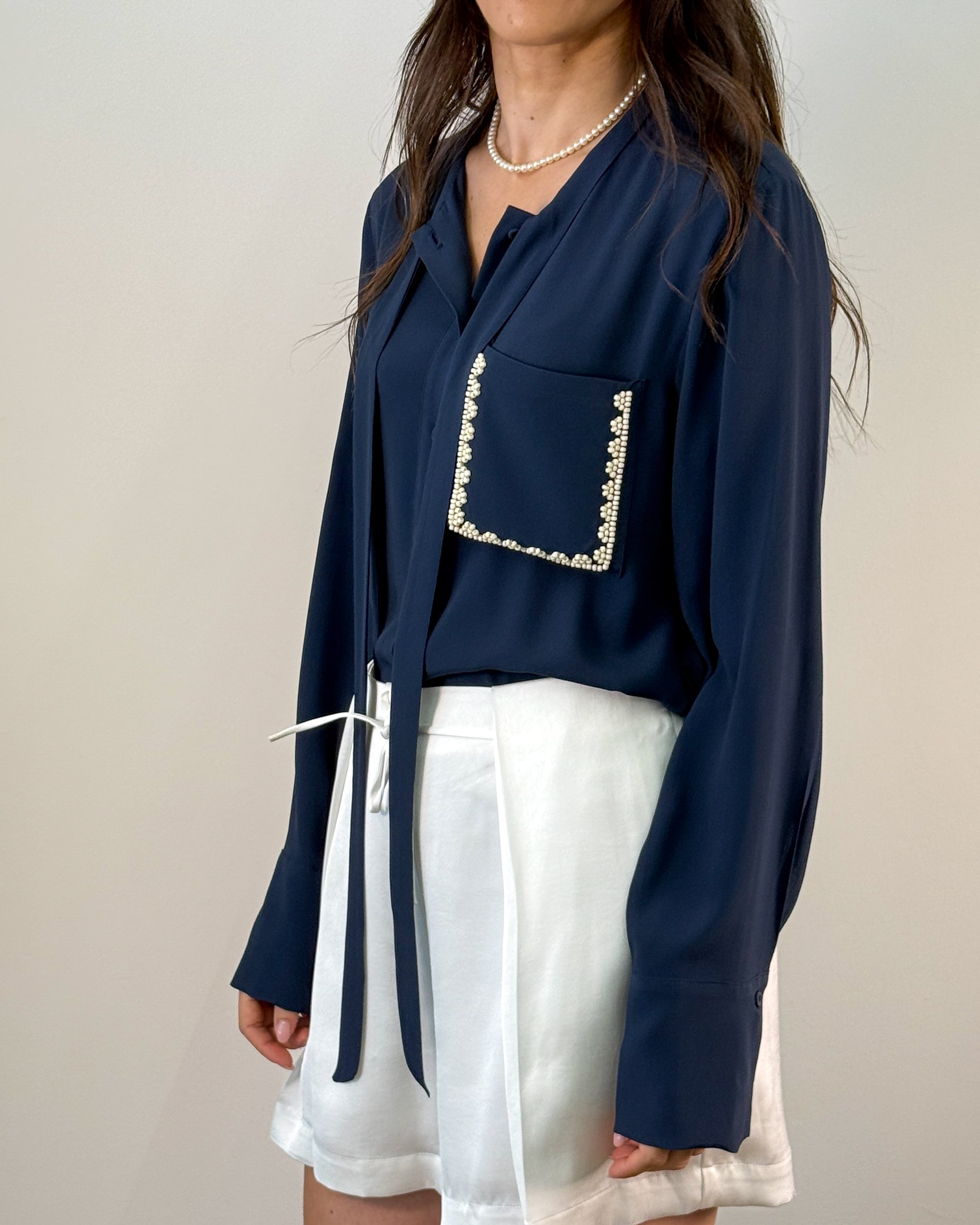 Blusa in Acetato e Seta con Taschino di Perle e Foulard - Blu Navy