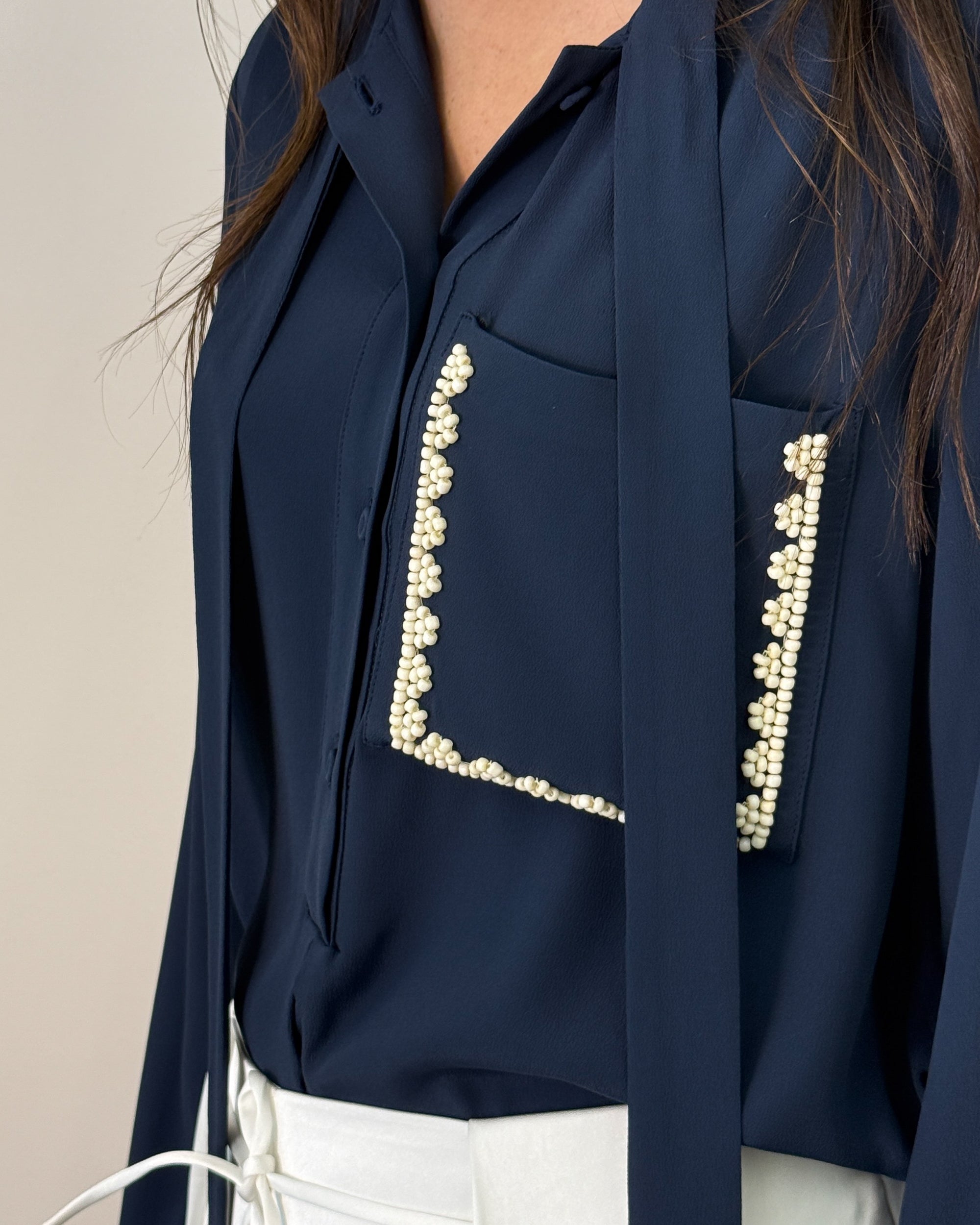 Blusa in Acetato e Seta con Taschino di Perle e Foulard - Blu Navy