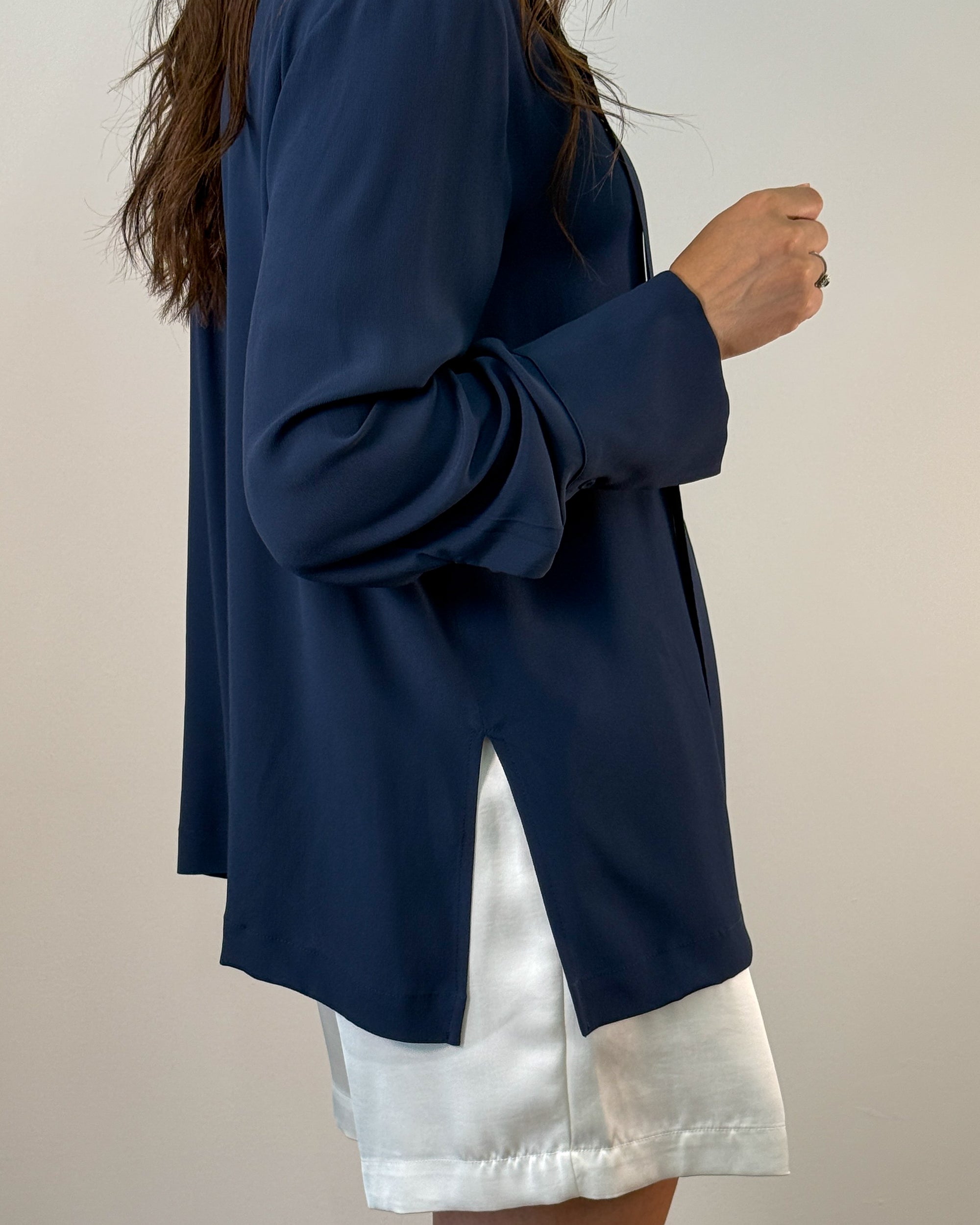 Blusa in Acetato e Seta con Taschino di Perle e Foulard - Blu Navy