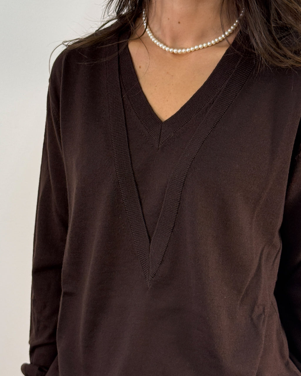 Maglia Doppio Scollo a V in Pura Lana - Cioccolato | MeiMeiJ